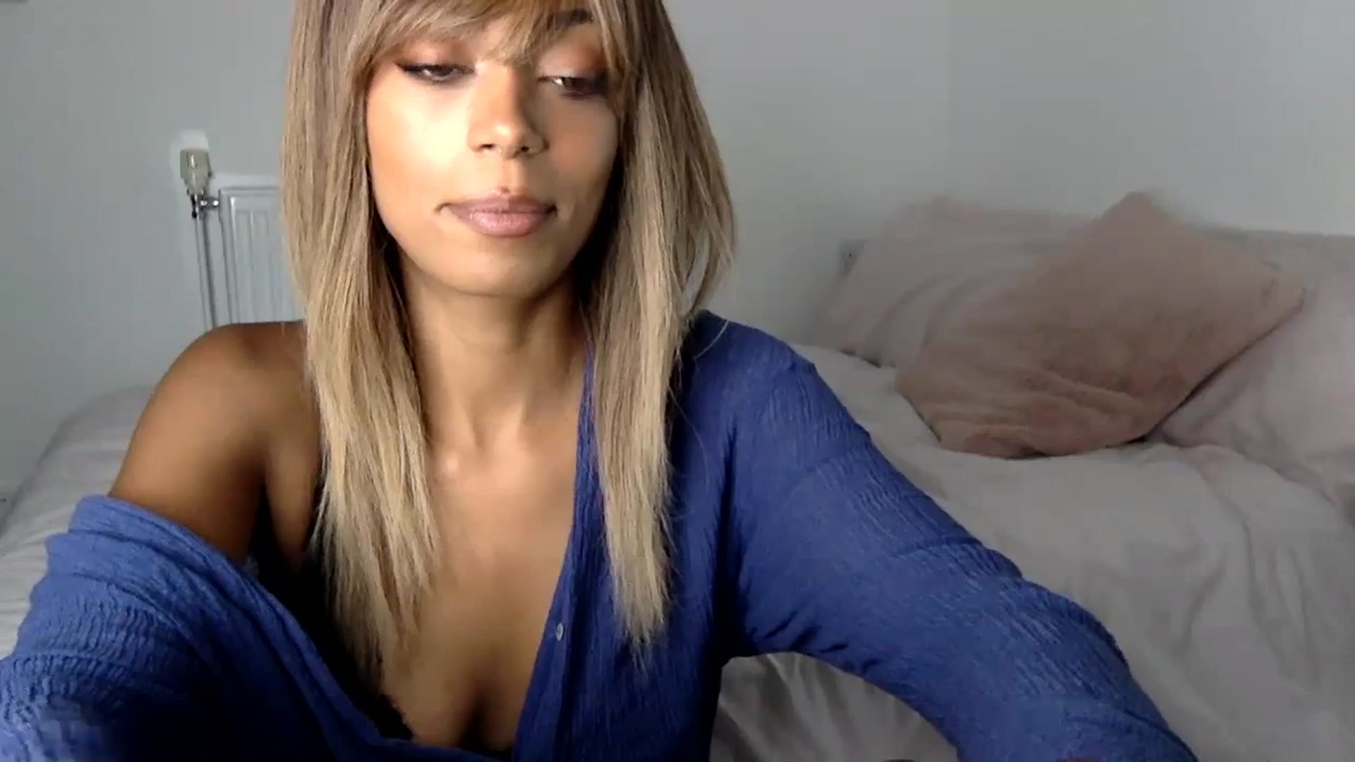 Gallery image thumbnail from MissLuna22's myfreecams stream on, 10/29/2023, 17:55 image 15 of 20