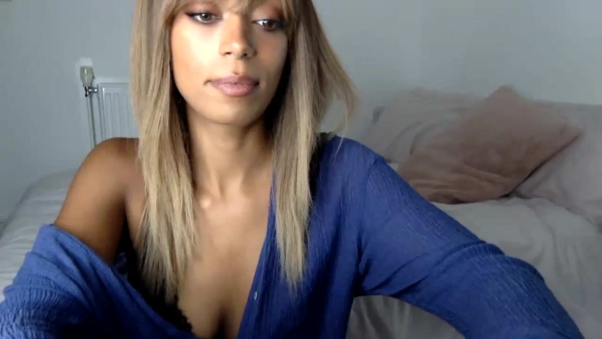 Gallery image thumbnail from MissLuna22's myfreecams stream on, 10/29/2023, 17:55 image 4 of 20