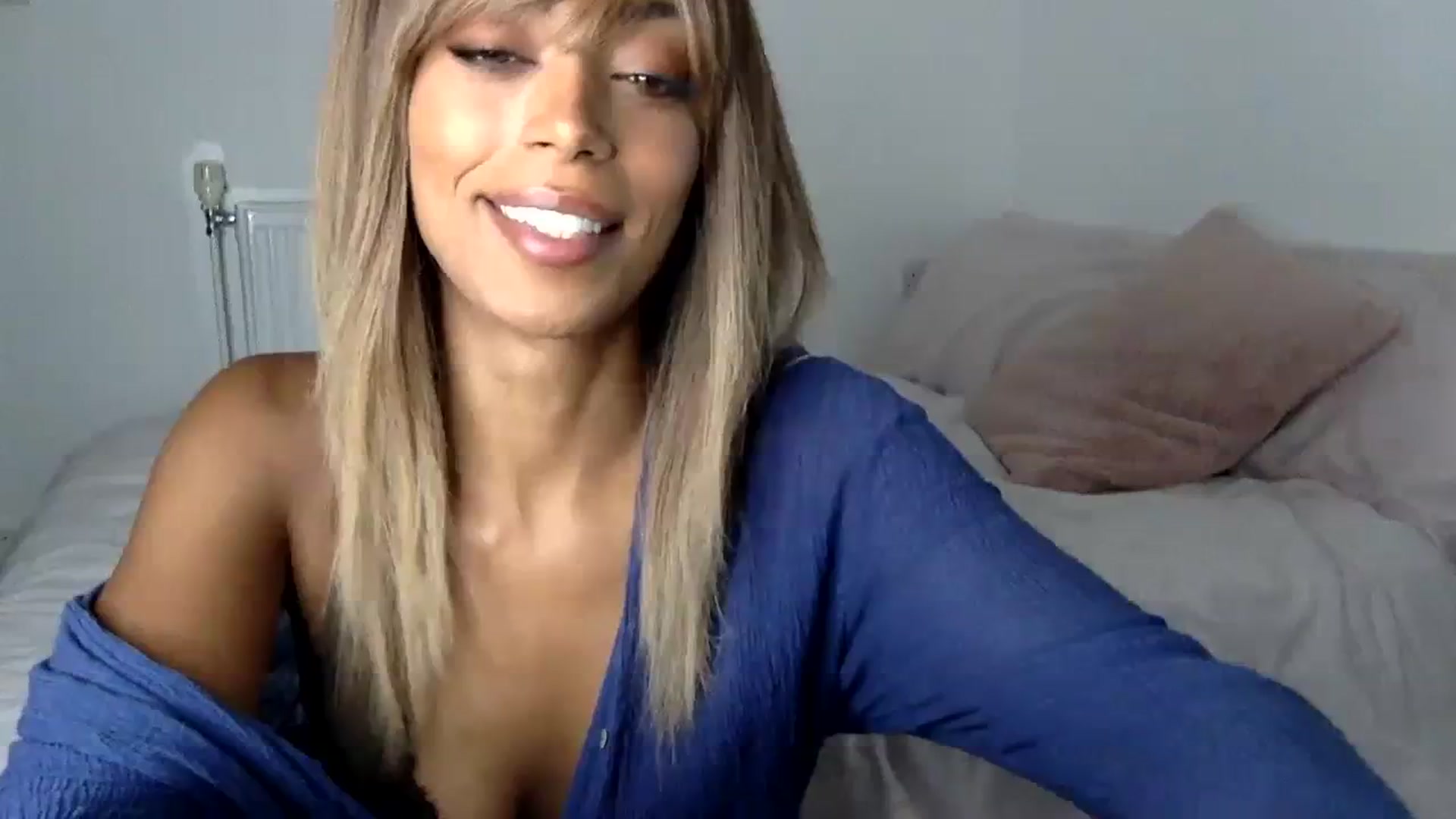 Gallery image thumbnail from MissLuna22's myfreecams stream on, 10/29/2023, 17:55 image 9 of 20