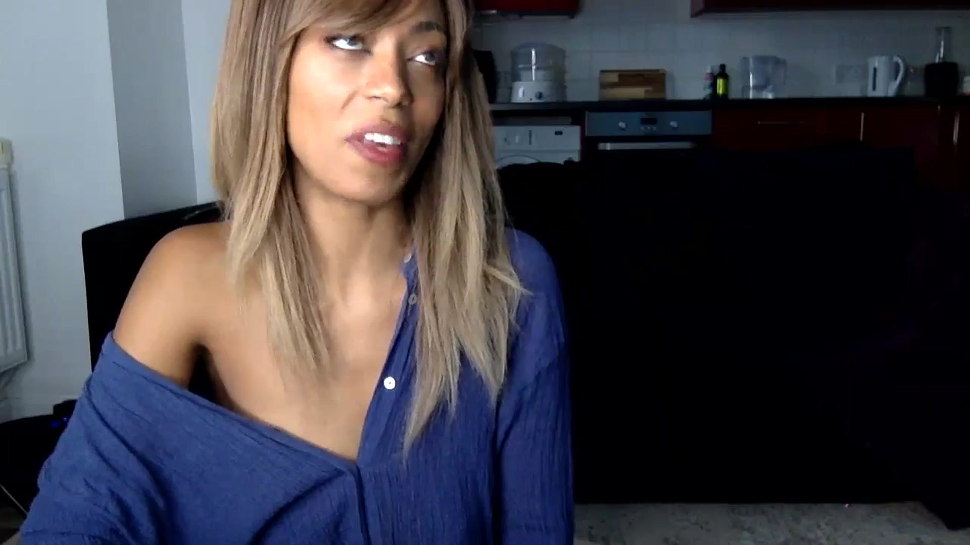 Gallery image thumbnail from MissLuna22's myfreecams stream on, 12/19/2023, 14:04 image 12 of 20