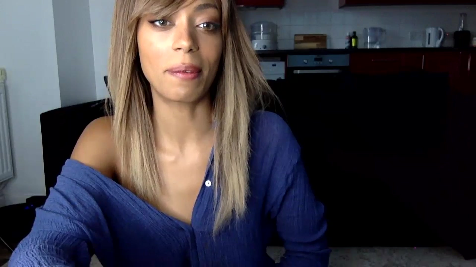 Gallery image thumbnail from MissLuna22's myfreecams stream on, 12/19/2023, 14:04 image 11 of 20