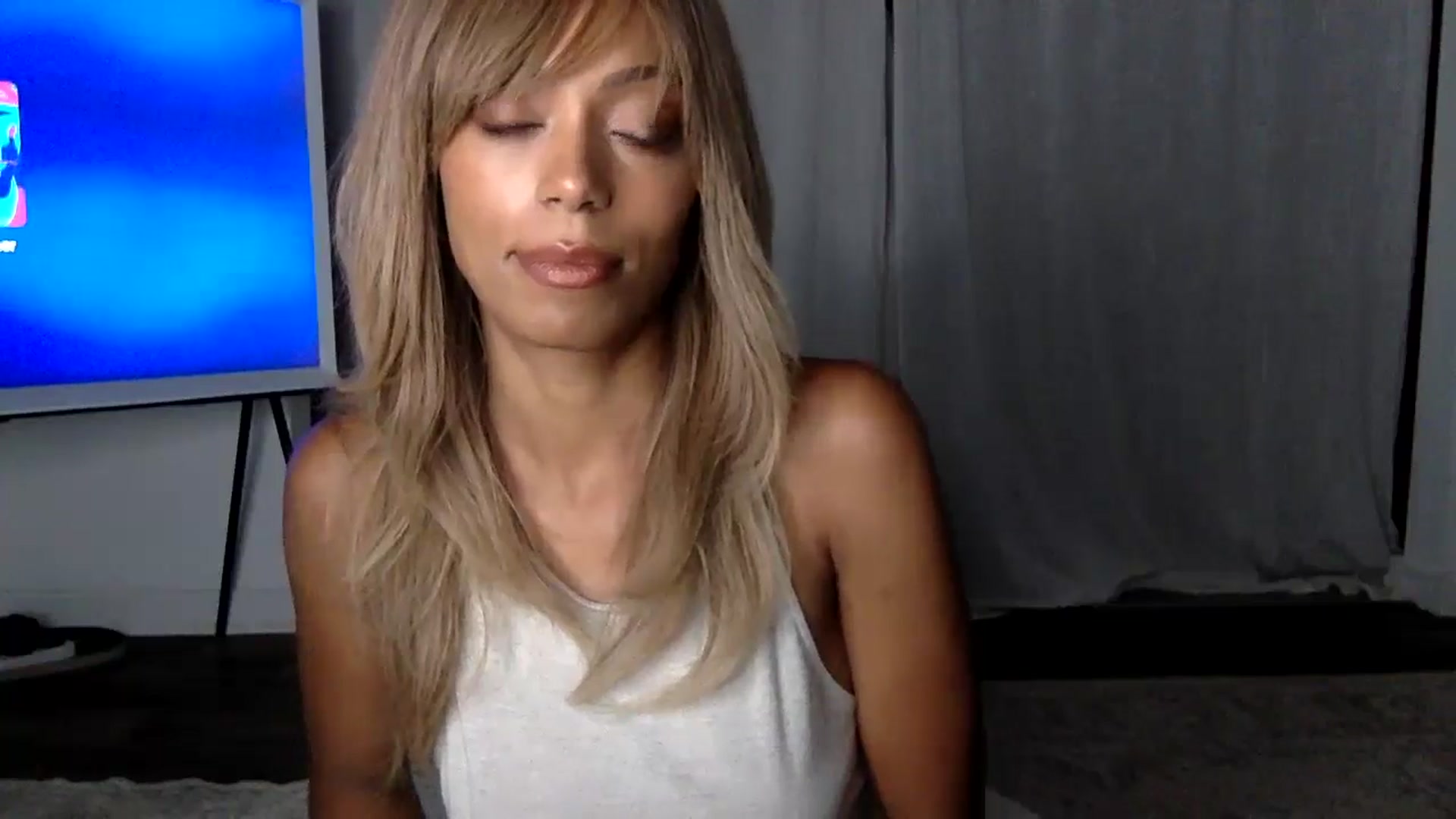 Gallery image thumbnail from MissLuna222's myfreecams stream on, 09/15/2024, 18:42 image 13 of 20