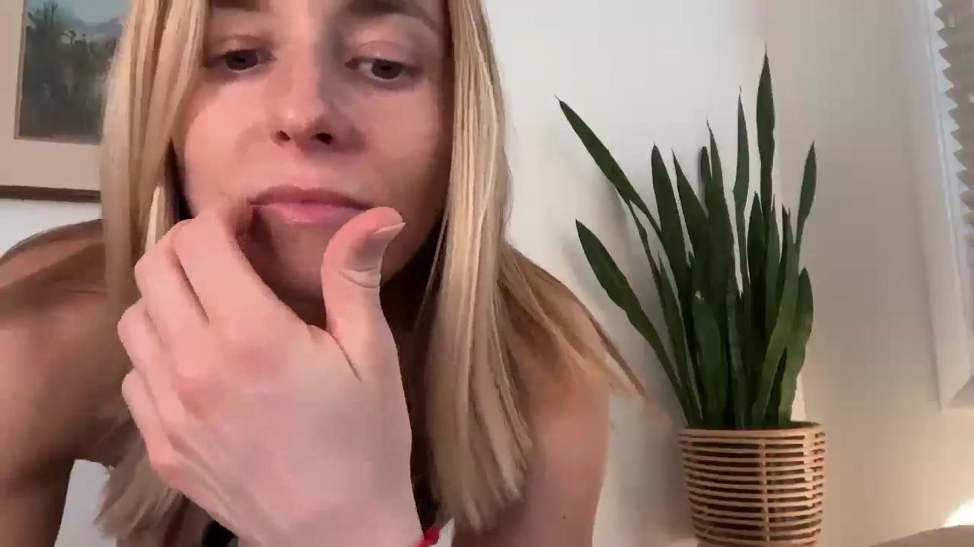 Gallery image thumbnail from MissLune's myfreecams stream on, 06/20/2025, 24:40 image 4 of 20