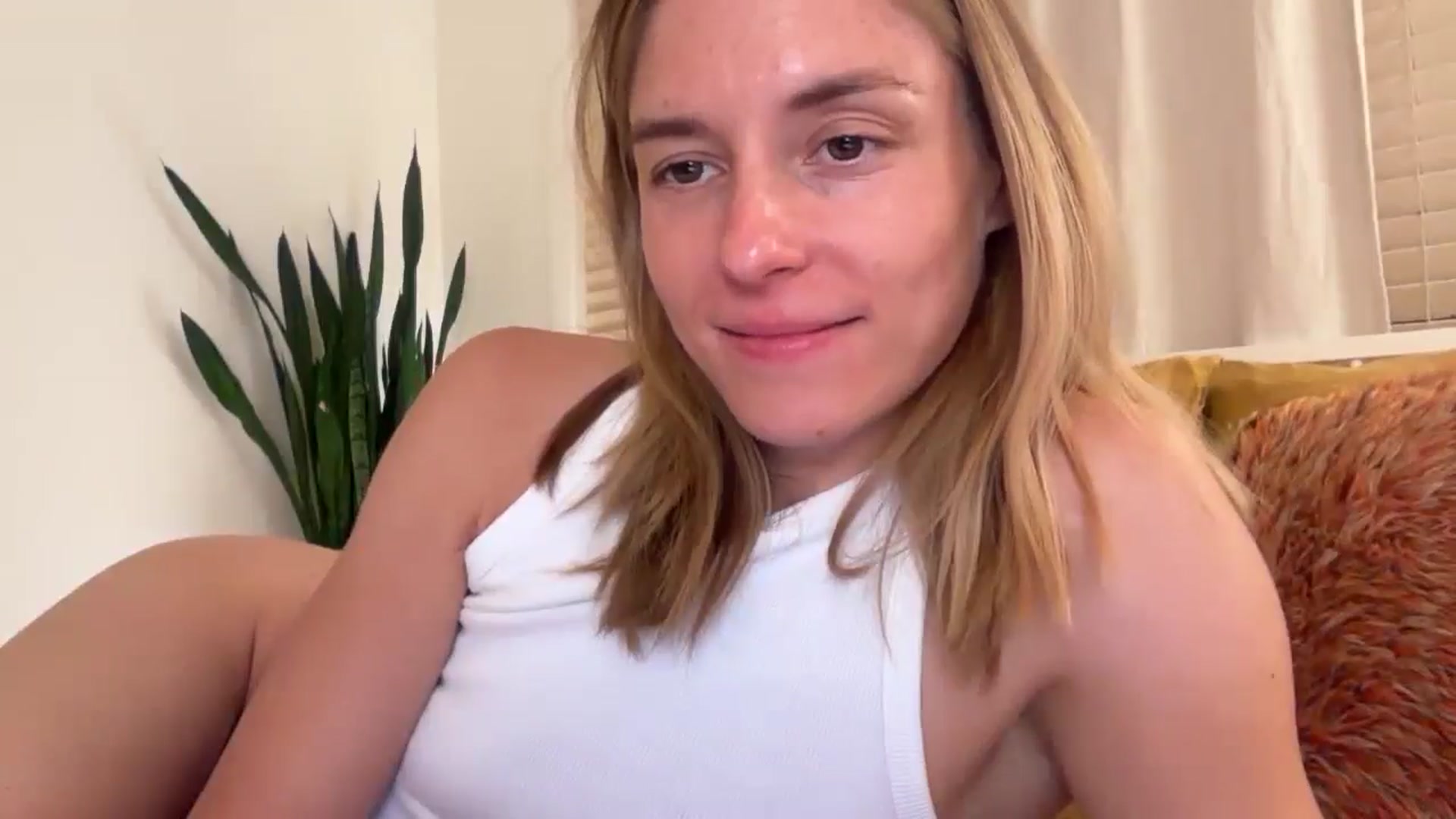 Gallery image thumbnail from MissLune's myfreecams stream on, 06/26/2025, 05:02 image 17 of 20
