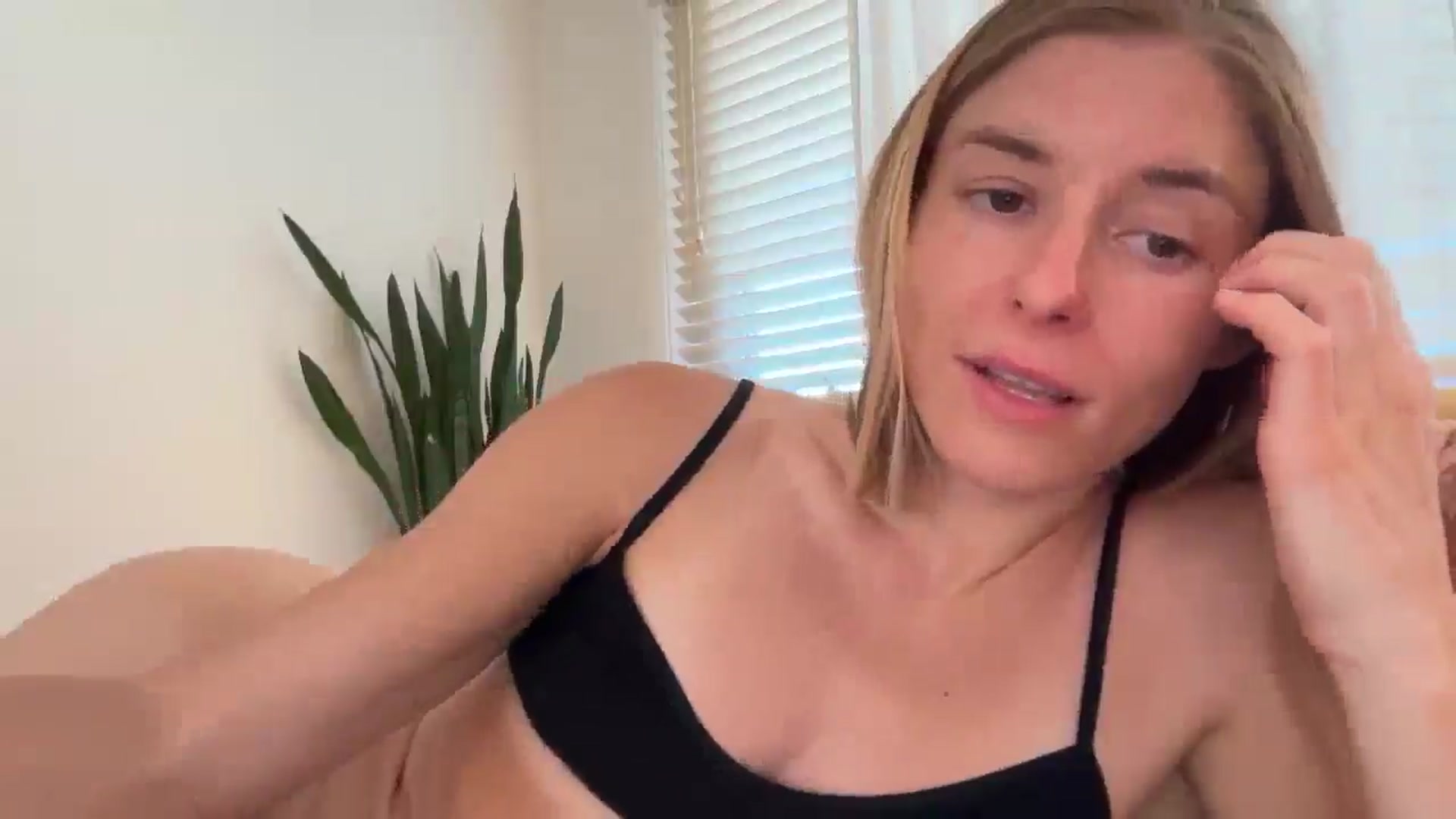 Gallery image thumbnail from MissLune's myfreecams stream on, 06/27/2025, 24:03 image 6 of 20