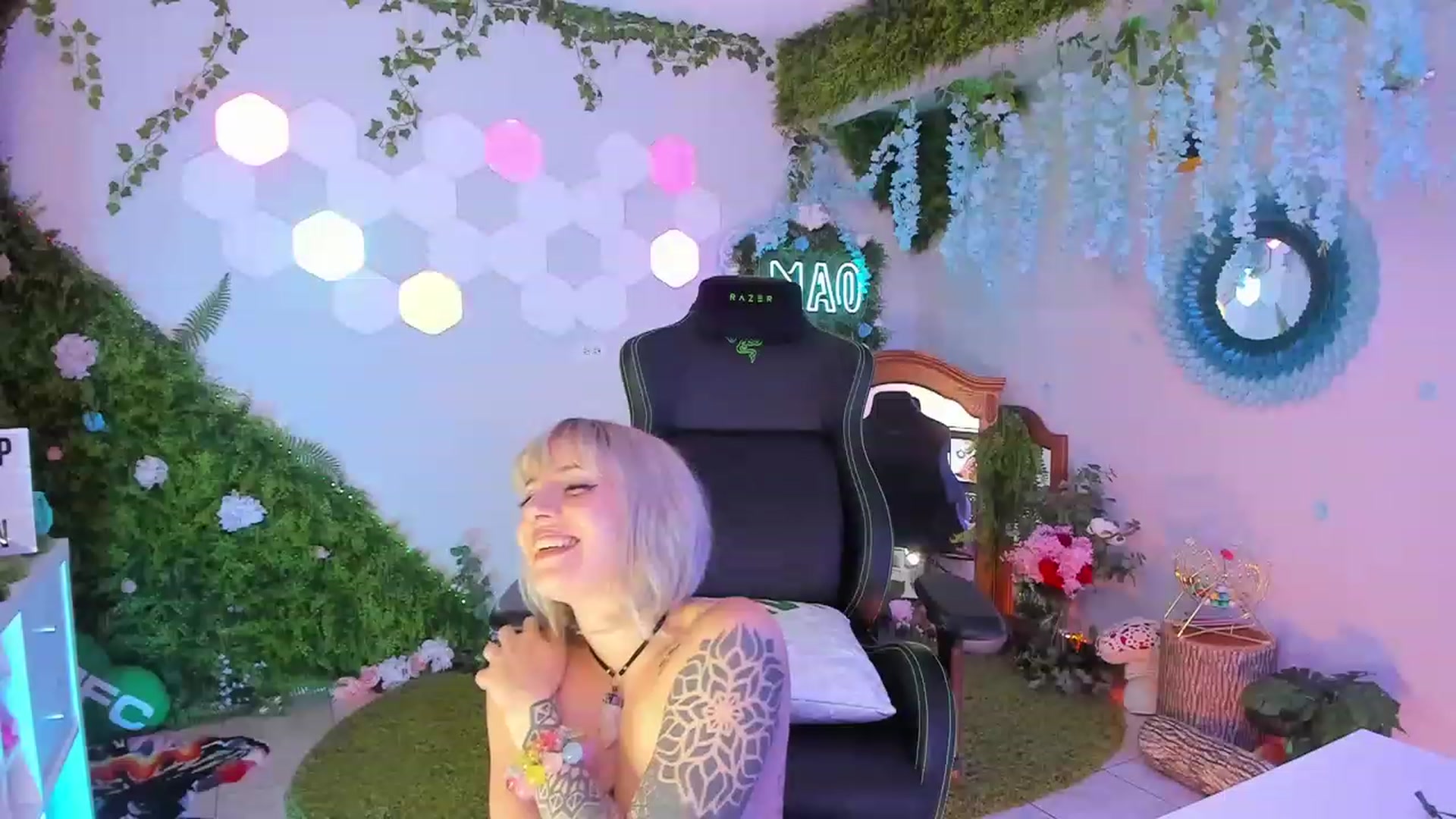 Gallery image thumbnail from MissMao's myfreecams stream on, 06/17/2023, 08:00 image 12 of 20