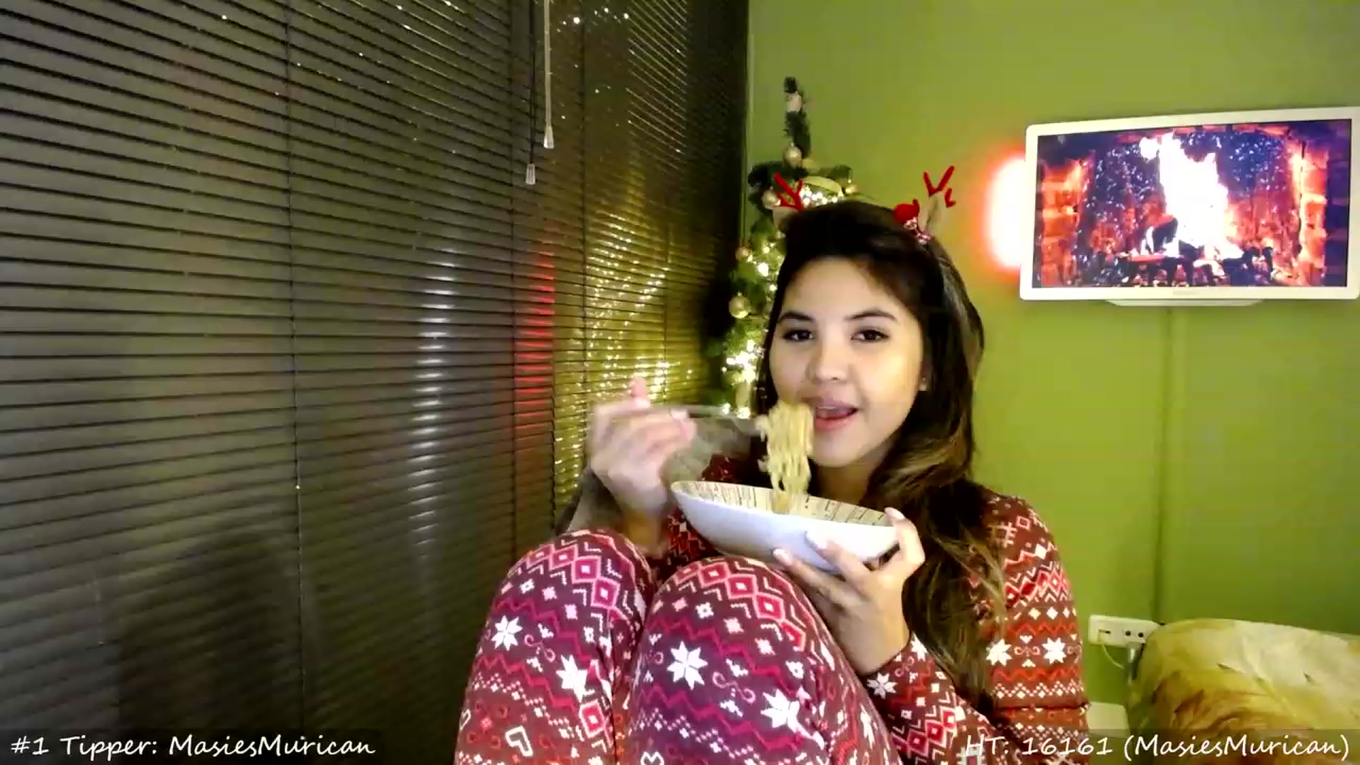 Gallery image thumbnail from MissMasie's myfreecams stream on, 12/25/2023, 24:06 image 15 of 20