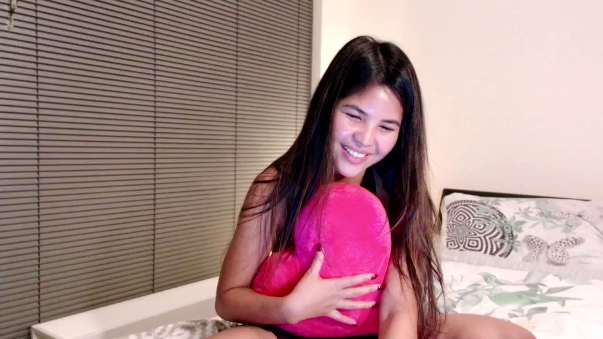 Gallery image thumbnail from MissMasie's myfreecams stream on, 02/08/2025, 24:13 image 6 of 20