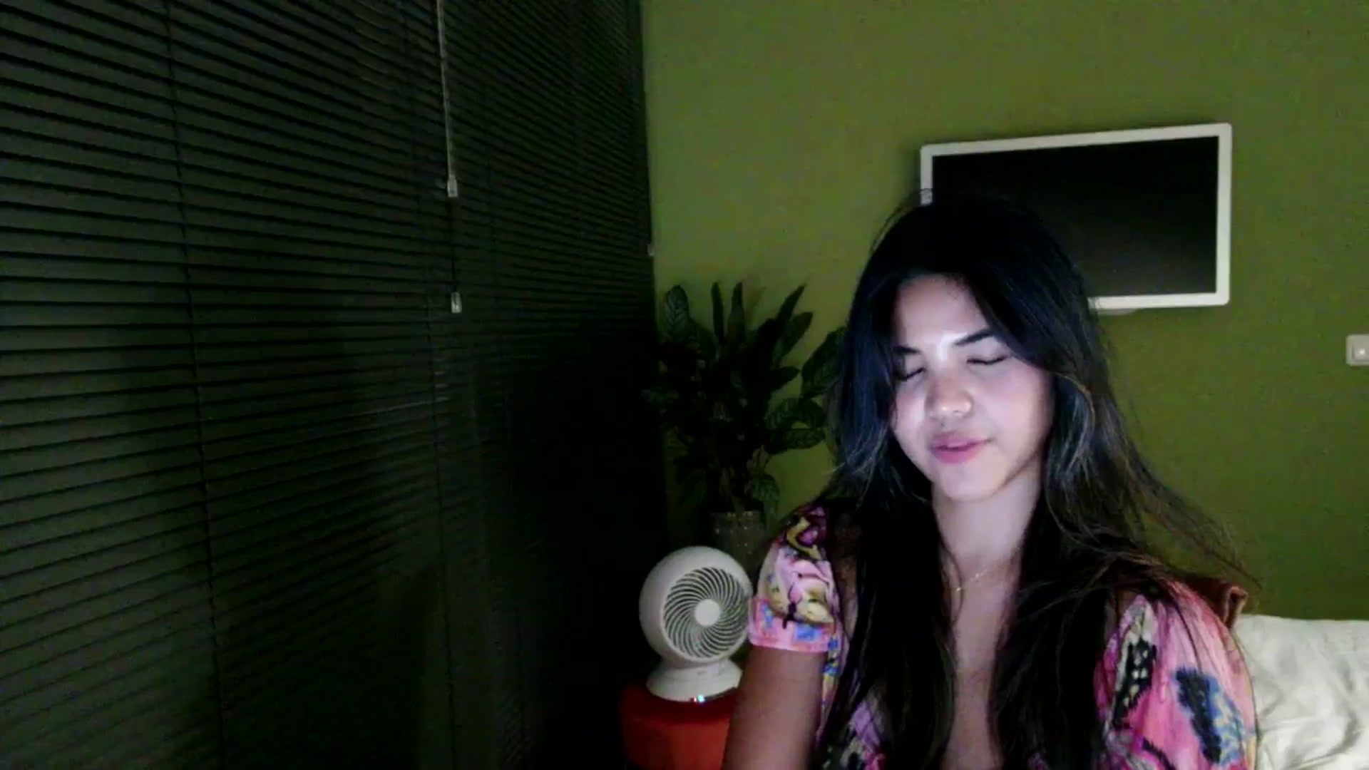 Gallery image thumbnail from MissMasie's myfreecams stream on, 07/05/2025, 23:03 image 13 of 20