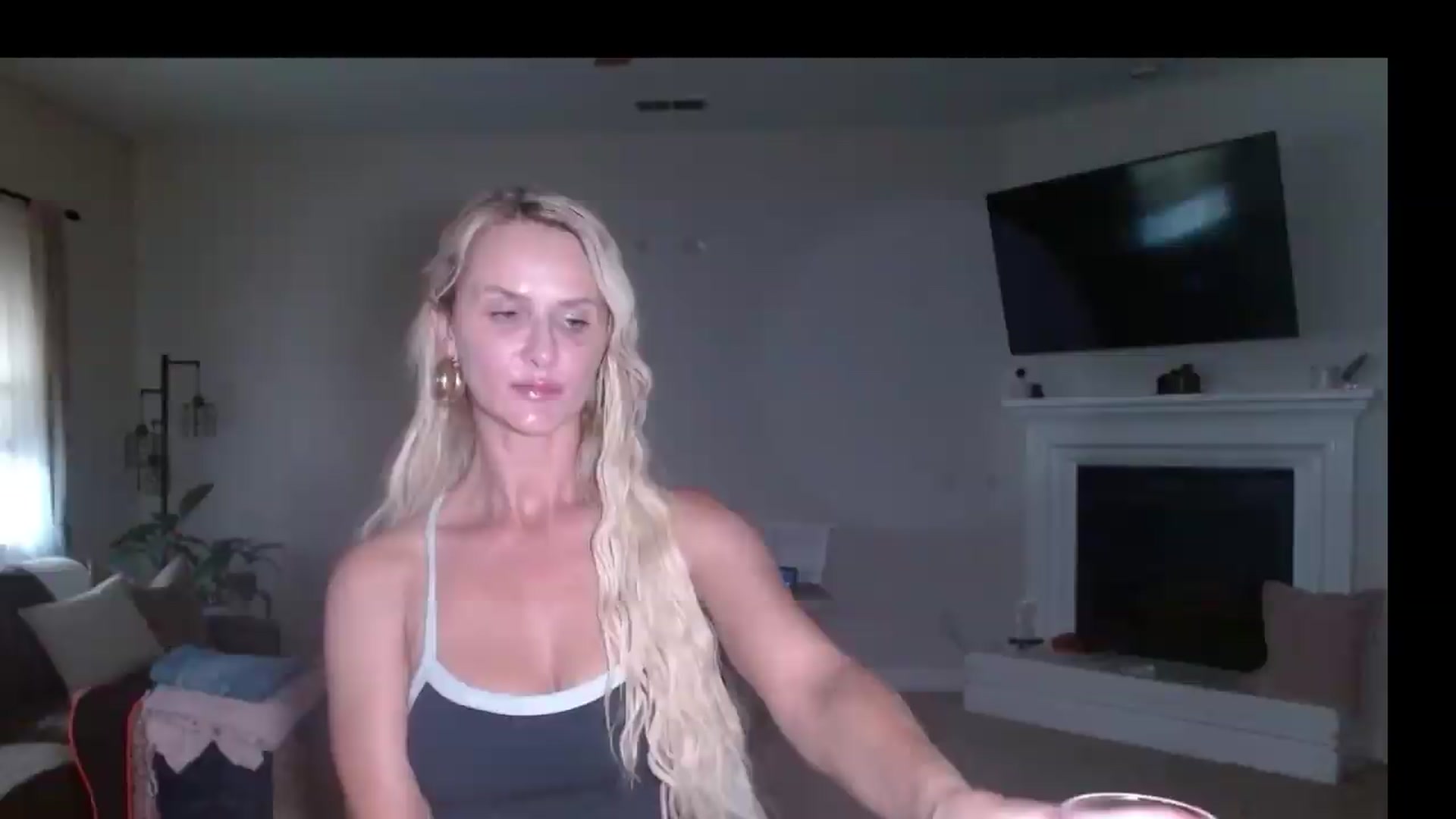 Gallery image thumbnail from MissMayah's myfreecams stream on, 08/18/2026, 02:20 image 16 of 20