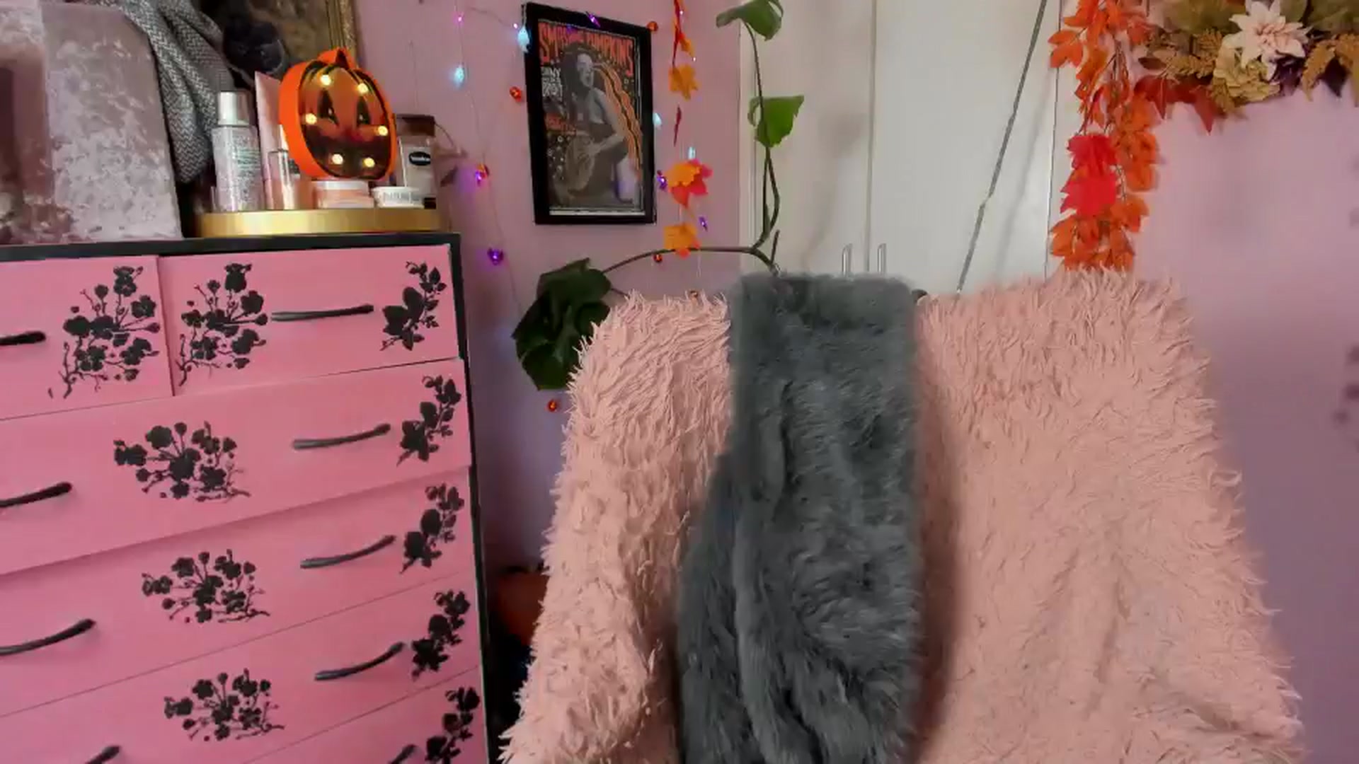 Gallery image thumbnail from MissMimiRose's myfreecams stream on, 10/06/2024, 12:56 image 7 of 20