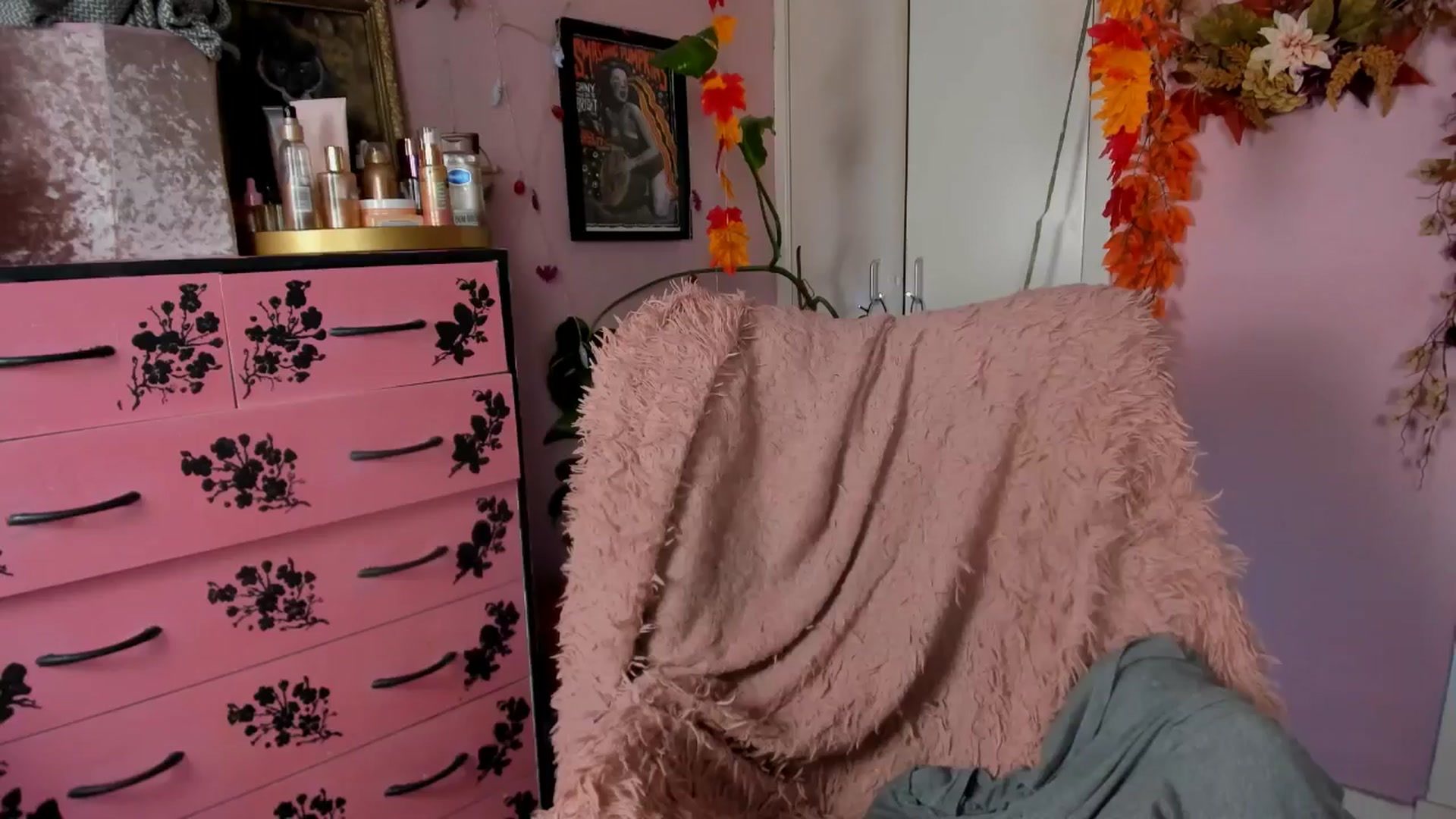 Gallery image thumbnail from MissMimiRose's myfreecams stream on, 10/18/2024, 12:04 image 16 of 20