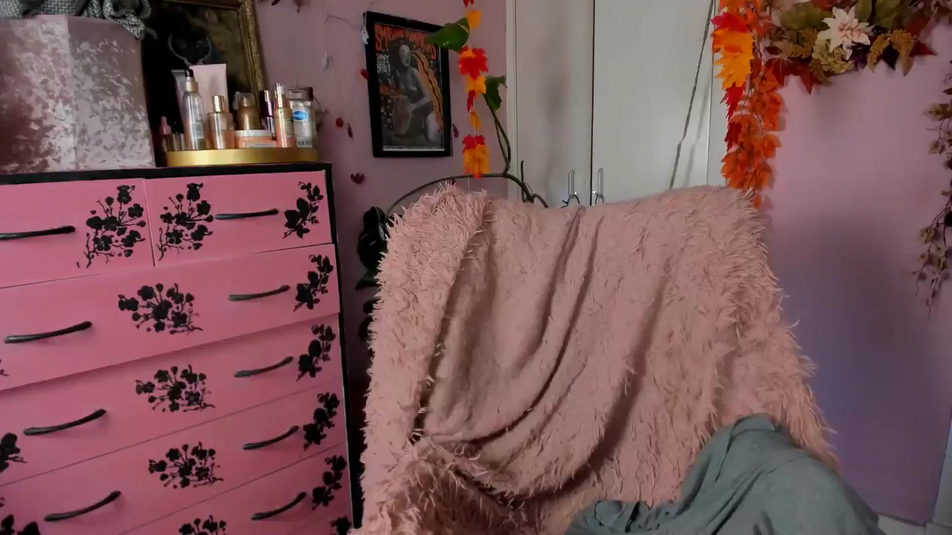 Gallery image thumbnail from MissMimiRose's myfreecams stream on, 10/18/2024, 12:04 image 17 of 20