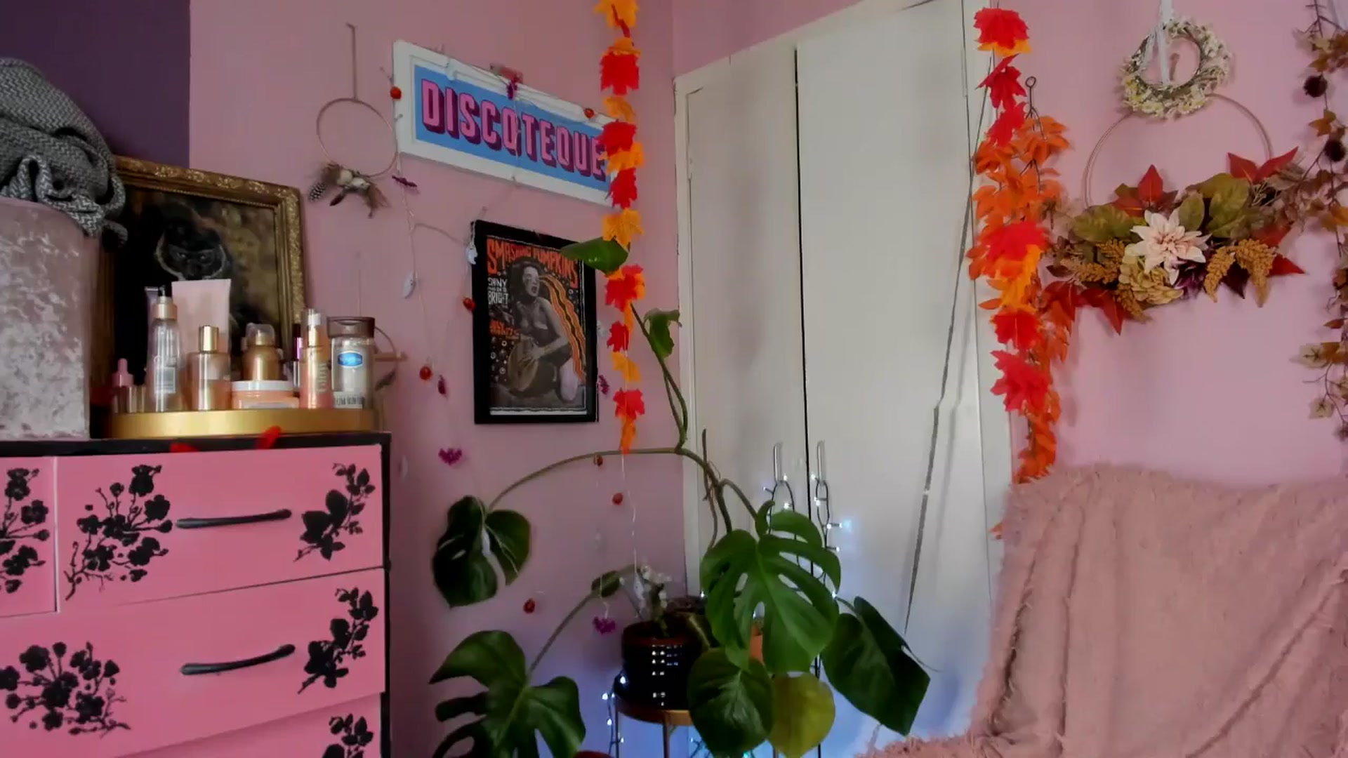 Gallery image thumbnail from MissMimiRose's myfreecams stream on, 10/20/2024, 13:52 image 10 of 20
