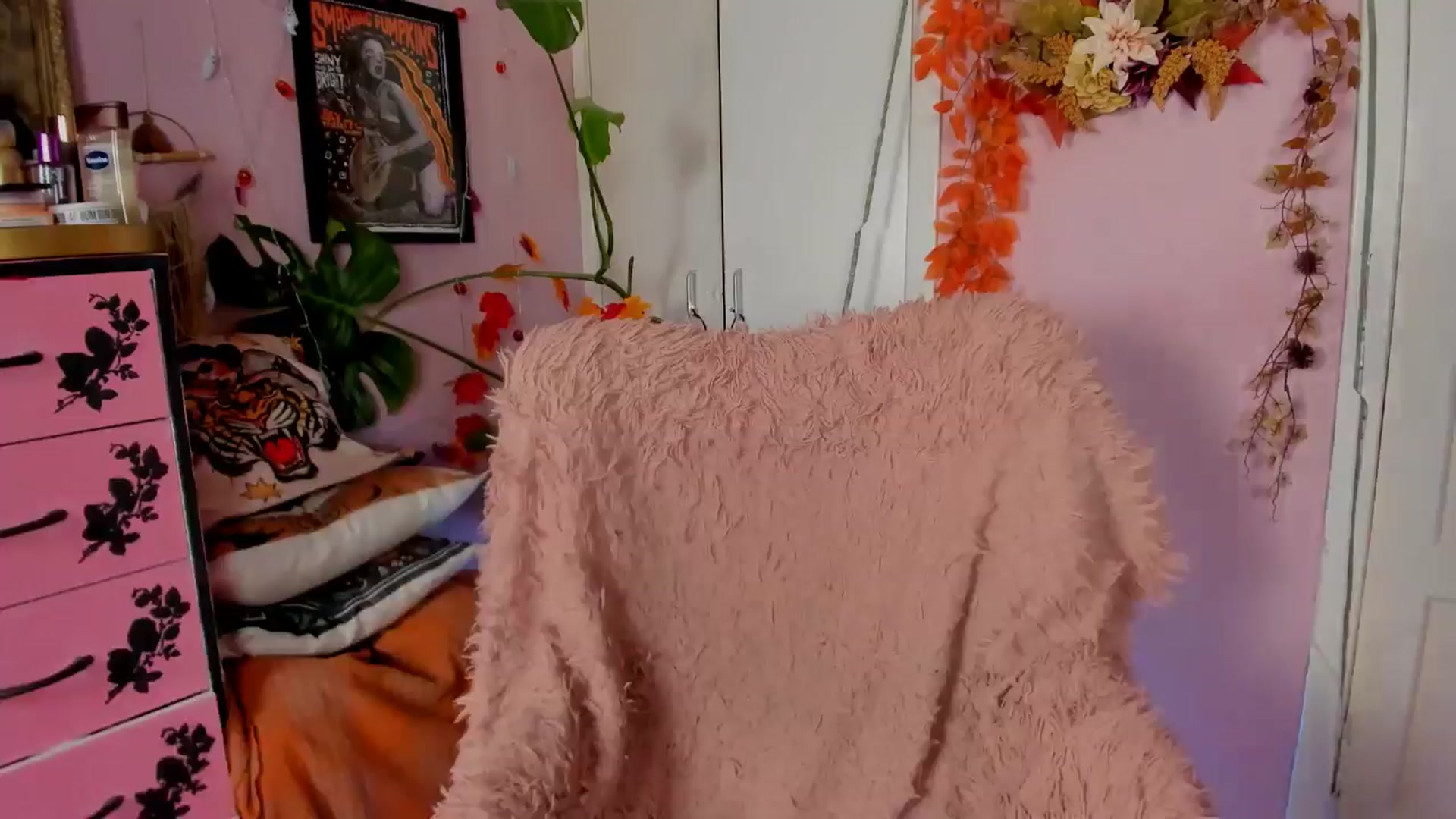 Gallery image thumbnail from MissMimiRose's myfreecams stream on, 10/29/2024, 22:23 image 3 of 20
