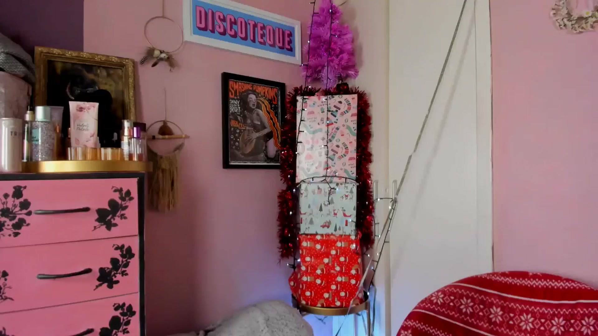 Gallery image thumbnail from MissMimiRose's myfreecams stream on, 12/21/2024, 18:37 image 18 of 20