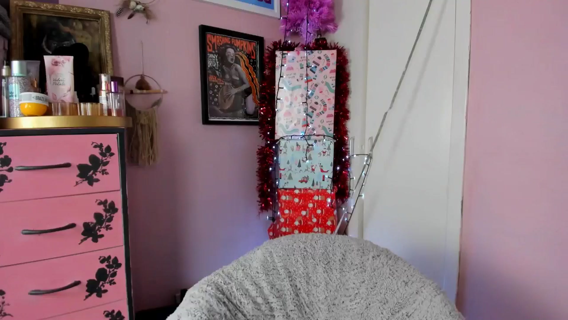 Gallery image thumbnail from MissMimiRose's myfreecams stream on, 01/04/2025, 15:33 image 16 of 20