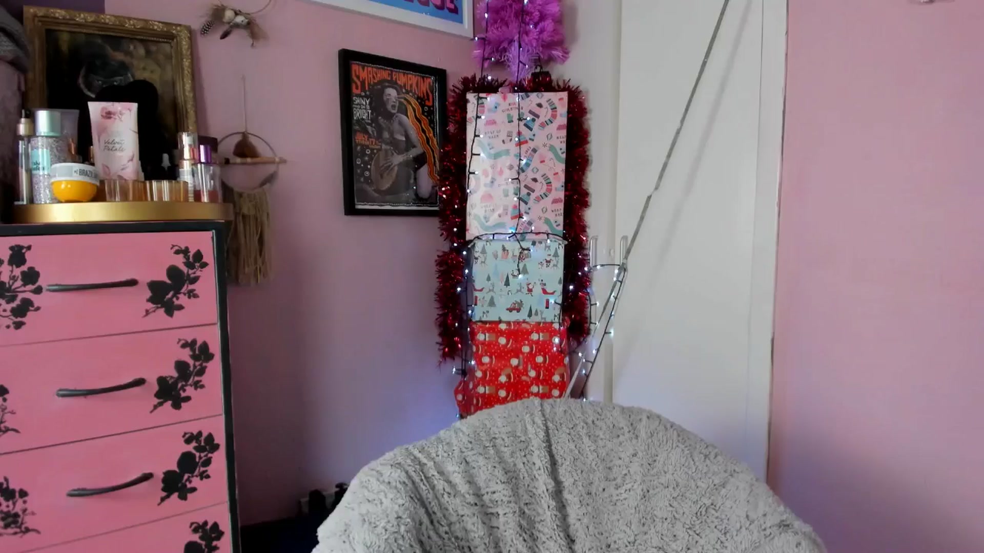 Gallery image thumbnail from MissMimiRose's myfreecams stream on, 01/04/2025, 15:33 image 9 of 20