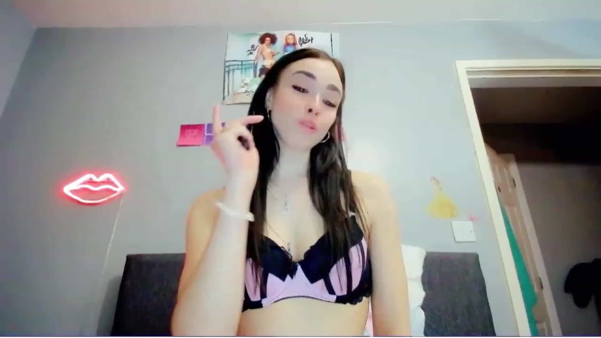 Gallery image thumbnail from MissMistletoe's myfreecams stream on, 05/14/2023, 23:53 image 13 of 20