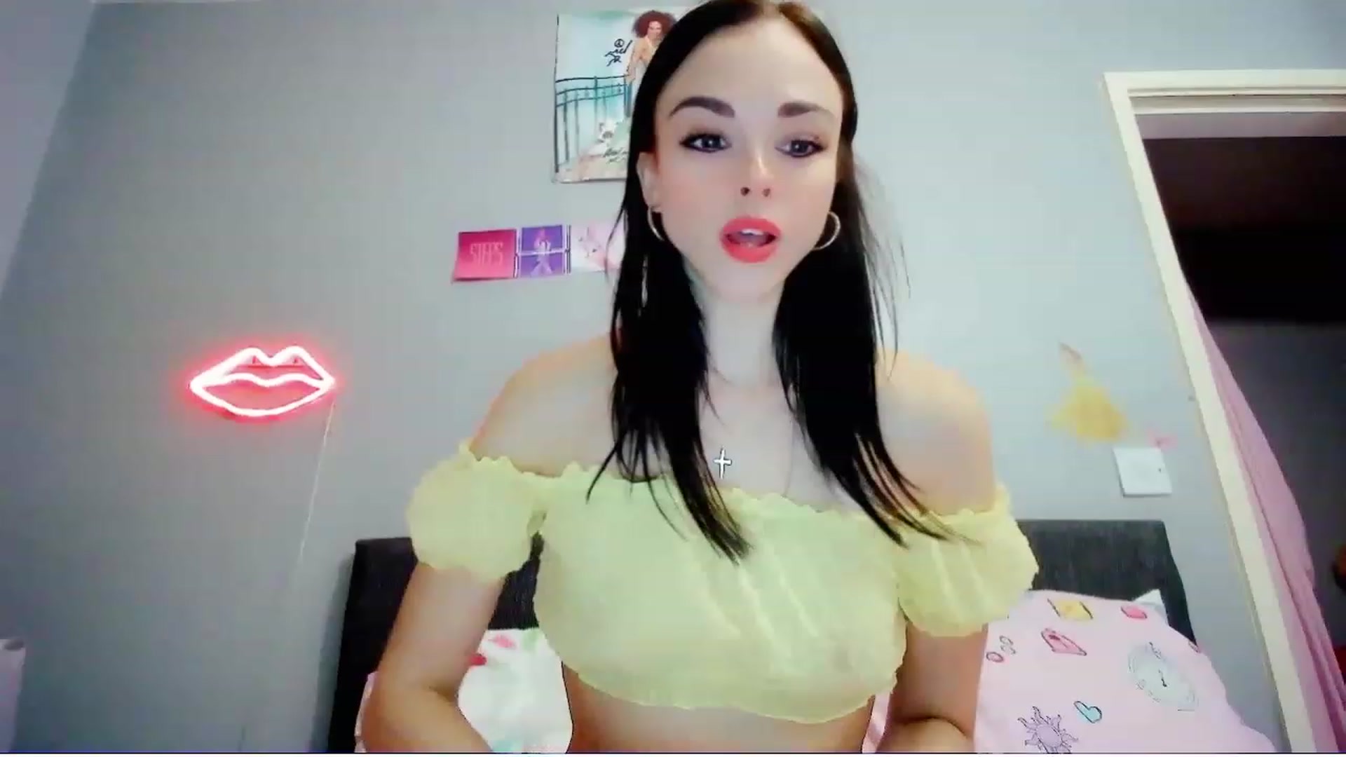 Gallery image thumbnail from MissMistletoe's myfreecams stream on, 07/18/2023, 18:05 image 2 of 20