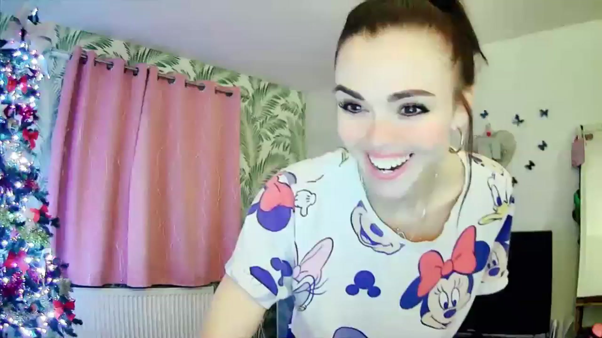 Gallery image thumbnail from MissMistletoe's myfreecams stream on, 11/24/2023, 02:53 image 3 of 20