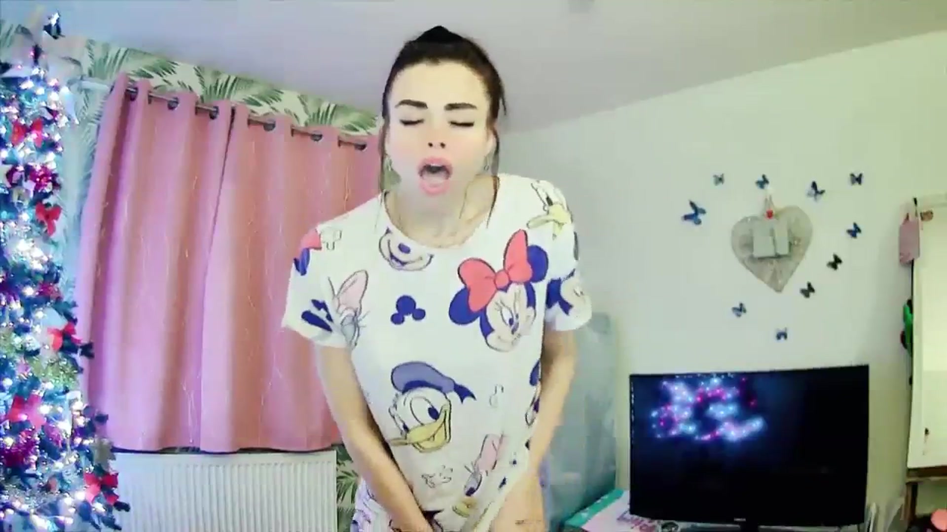 Gallery image thumbnail from MissMistletoe's myfreecams stream on, 11/24/2023, 02:53 image 15 of 20