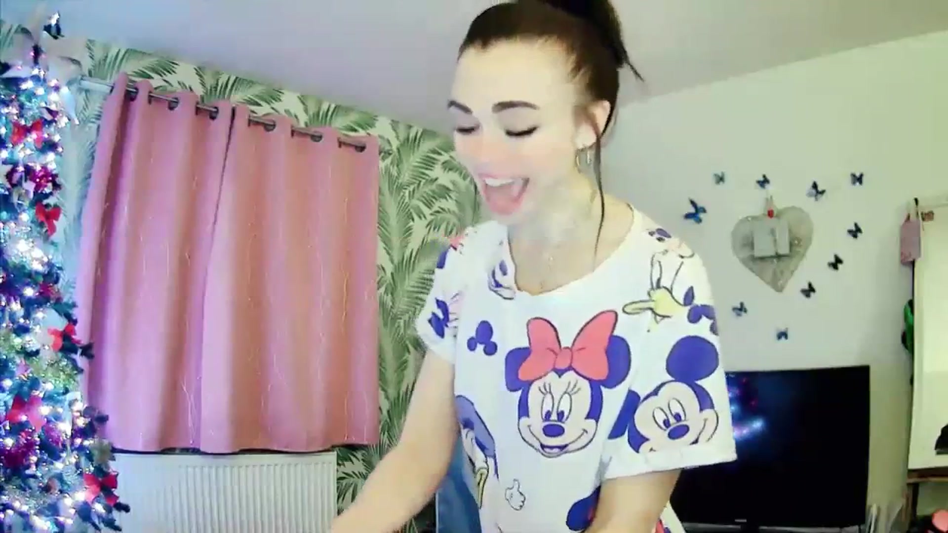 Gallery image thumbnail from MissMistletoe's myfreecams stream on, 11/24/2023, 02:53 image 17 of 20