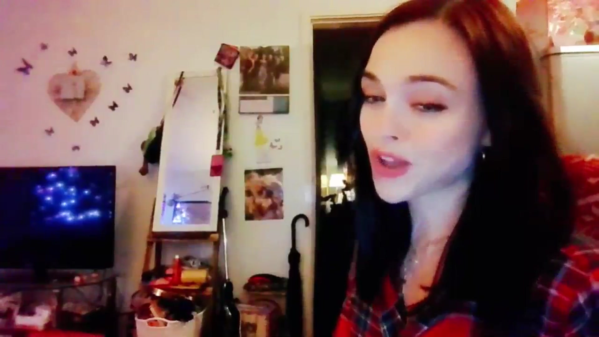 Gallery image thumbnail from MissMistletoe's myfreecams stream on, 12/31/2023, 20:05 image 13 of 20