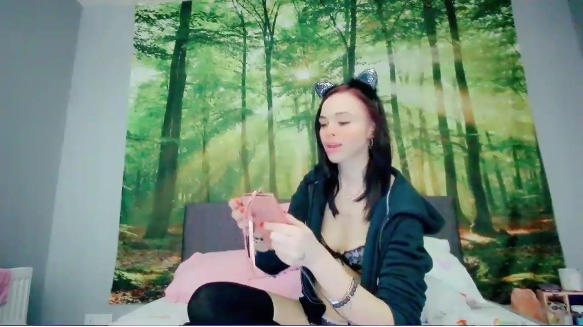 Gallery image thumbnail from MissMistletoe's myfreecams stream on, 01/13/2024, 16:43 image 15 of 20