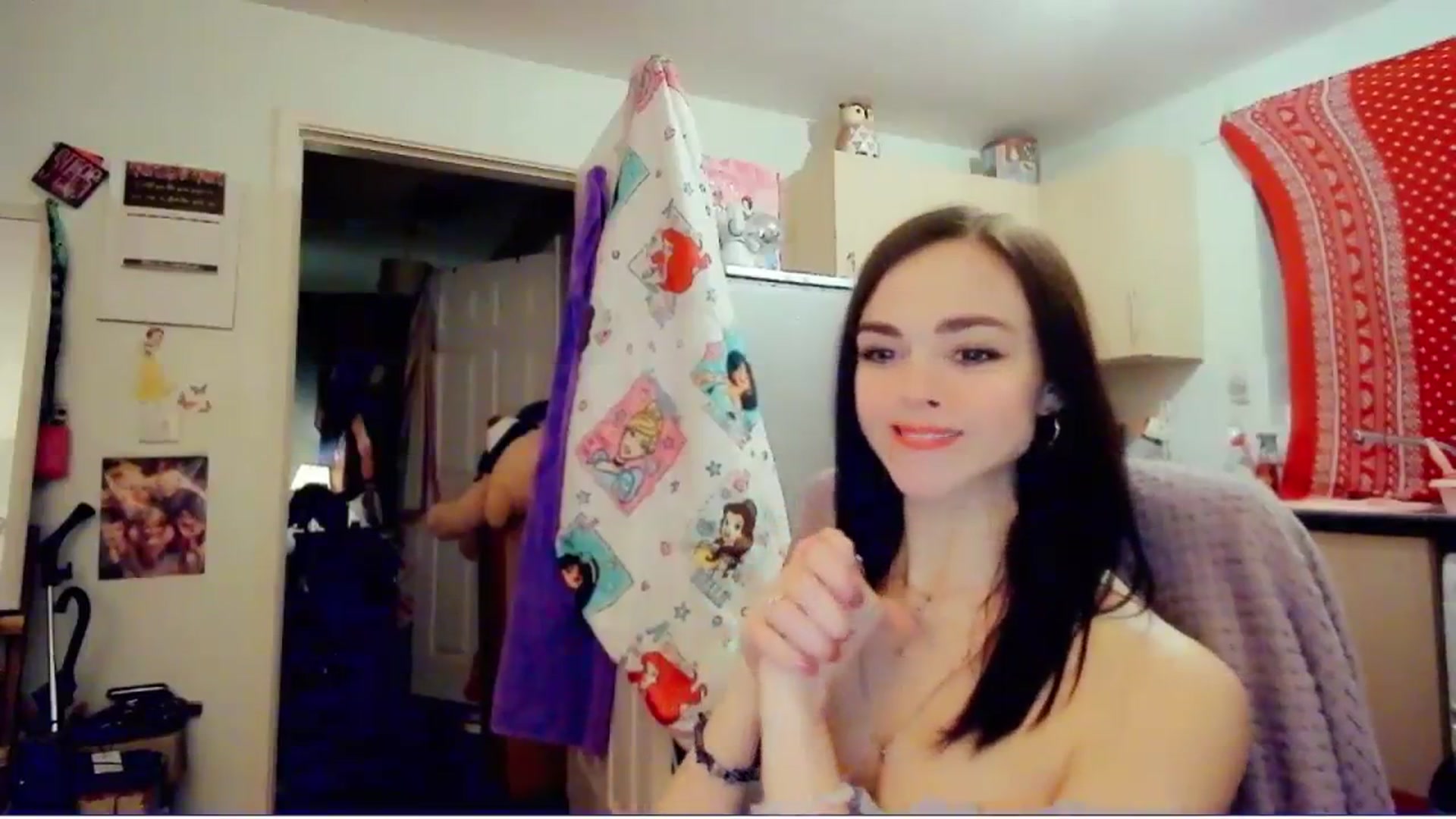 Gallery image thumbnail from MissMistletoe's myfreecams stream on, 04/10/2024, 19:46 image 17 of 20