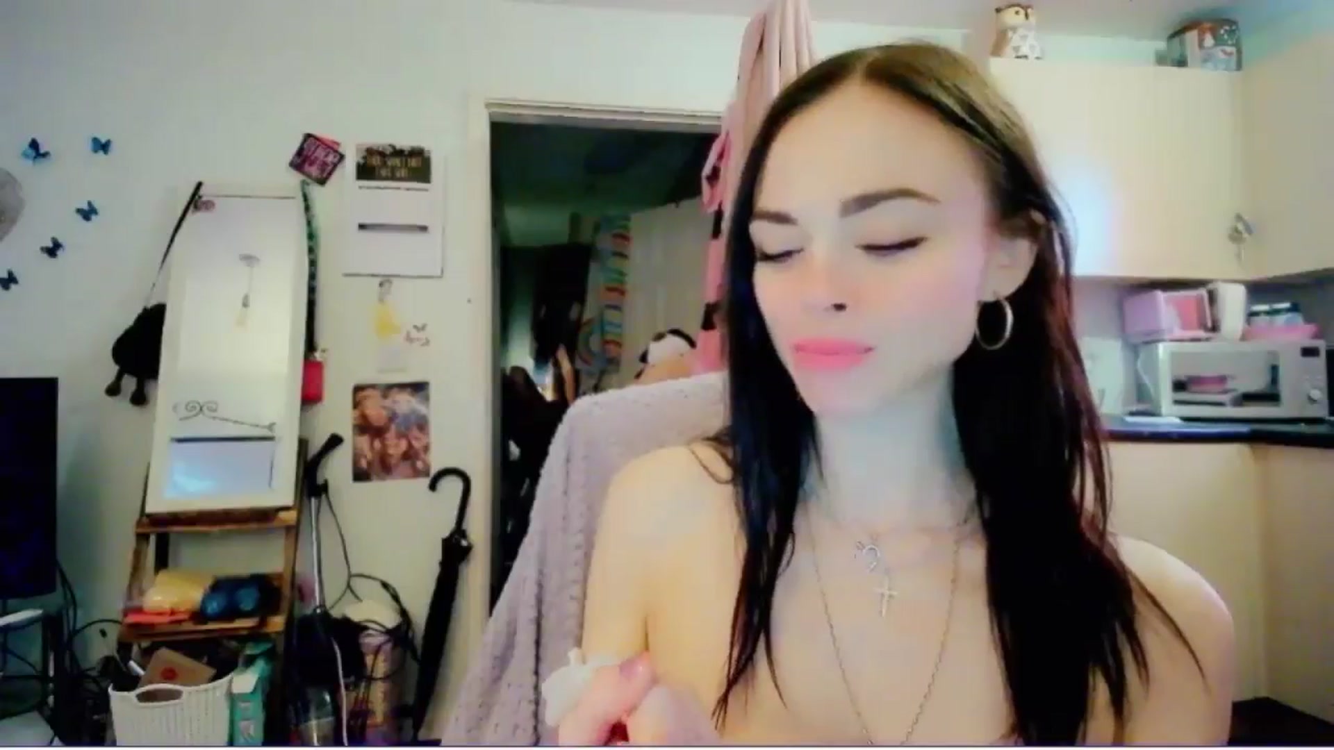 Gallery image thumbnail from MissMistletoe's myfreecams stream on, 06/01/2024, 10:27 image 16 of 20