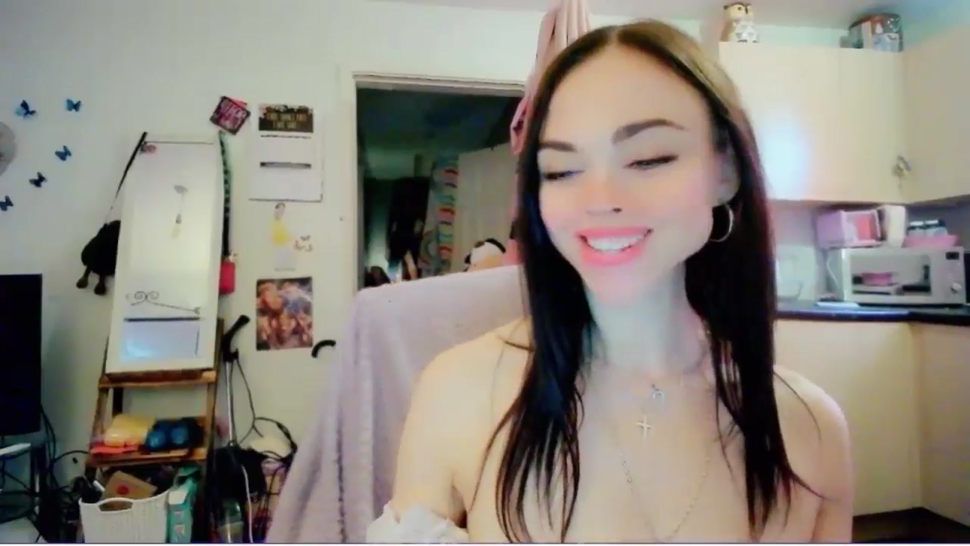 Gallery image thumbnail from MissMistletoe's myfreecams stream on, 06/01/2024, 10:27 image 18 of 20