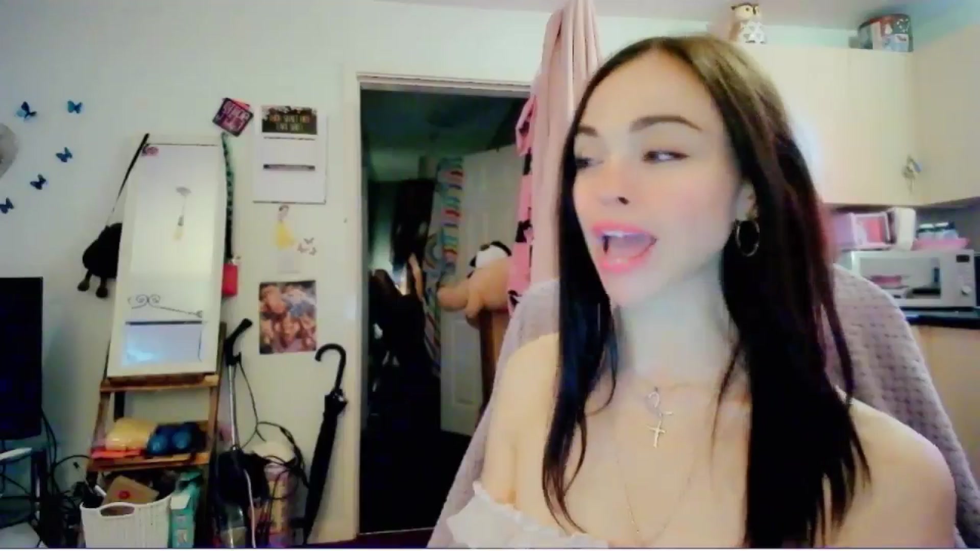 Gallery image thumbnail from MissMistletoe's myfreecams stream on, 06/01/2024, 10:27 image 10 of 20