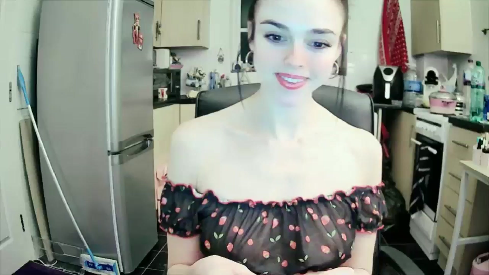 Gallery image thumbnail from MissMistletoe's myfreecams stream on, 12/01/2024, 02:11 image 10 of 20