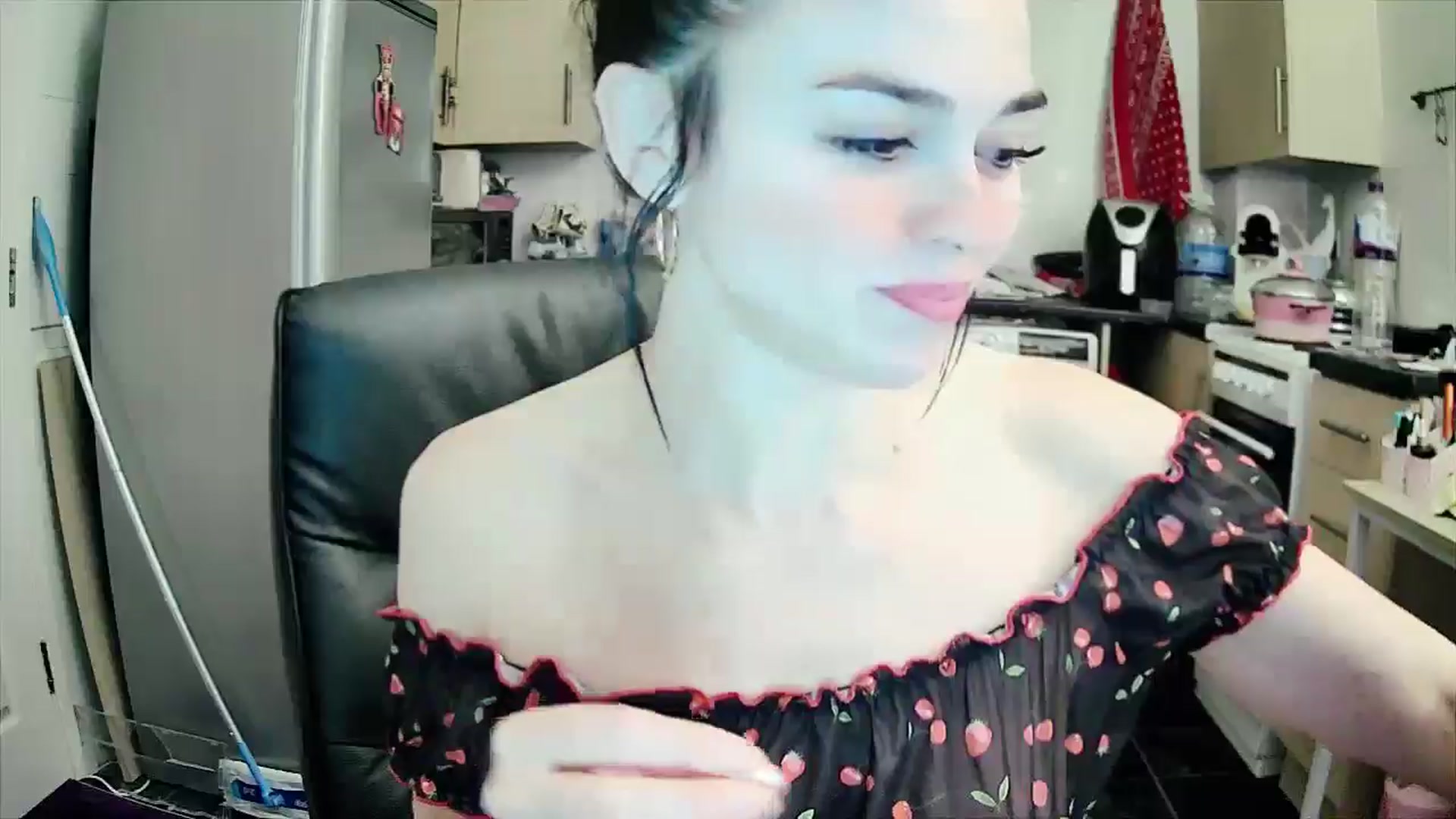 Gallery image thumbnail from MissMistletoe's myfreecams stream on, 12/01/2024, 02:11 image 15 of 20