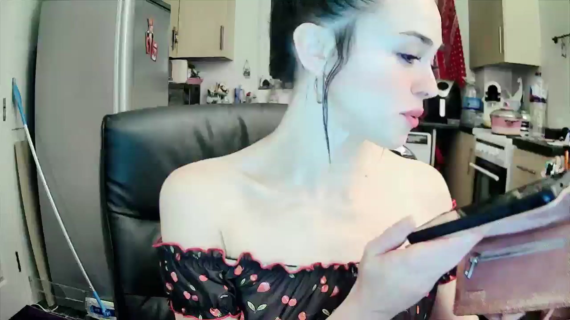 Gallery image thumbnail from MissMistletoe's myfreecams stream on, 12/01/2024, 02:11 image 16 of 20