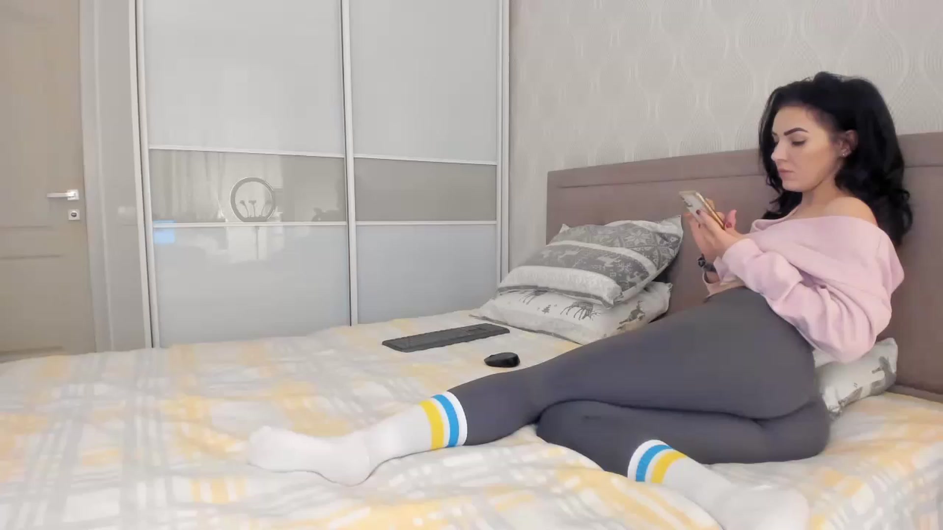 Gallery image thumbnail from MissNelly_'s myfreecams stream on, 11/18/2022, 16:27 image 10 of 20