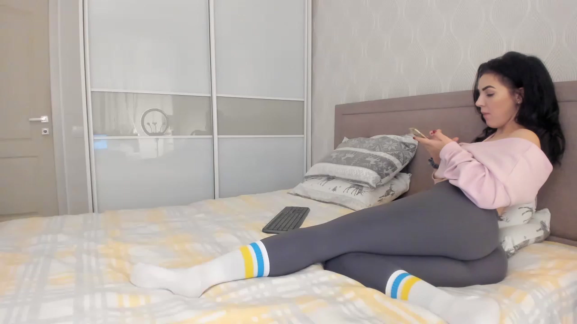 Gallery image thumbnail from MissNelly_'s myfreecams stream on, 11/18/2022, 16:27 image 15 of 20