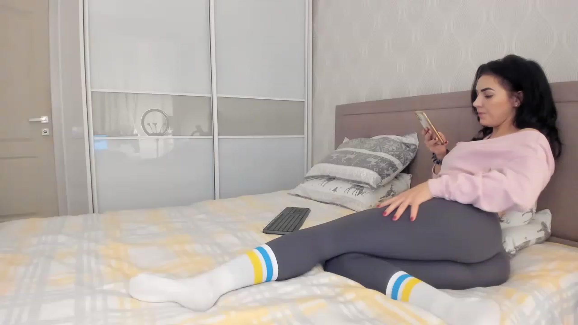 Gallery image thumbnail from MissNelly_'s myfreecams stream on, 11/18/2022, 16:27 image 17 of 20