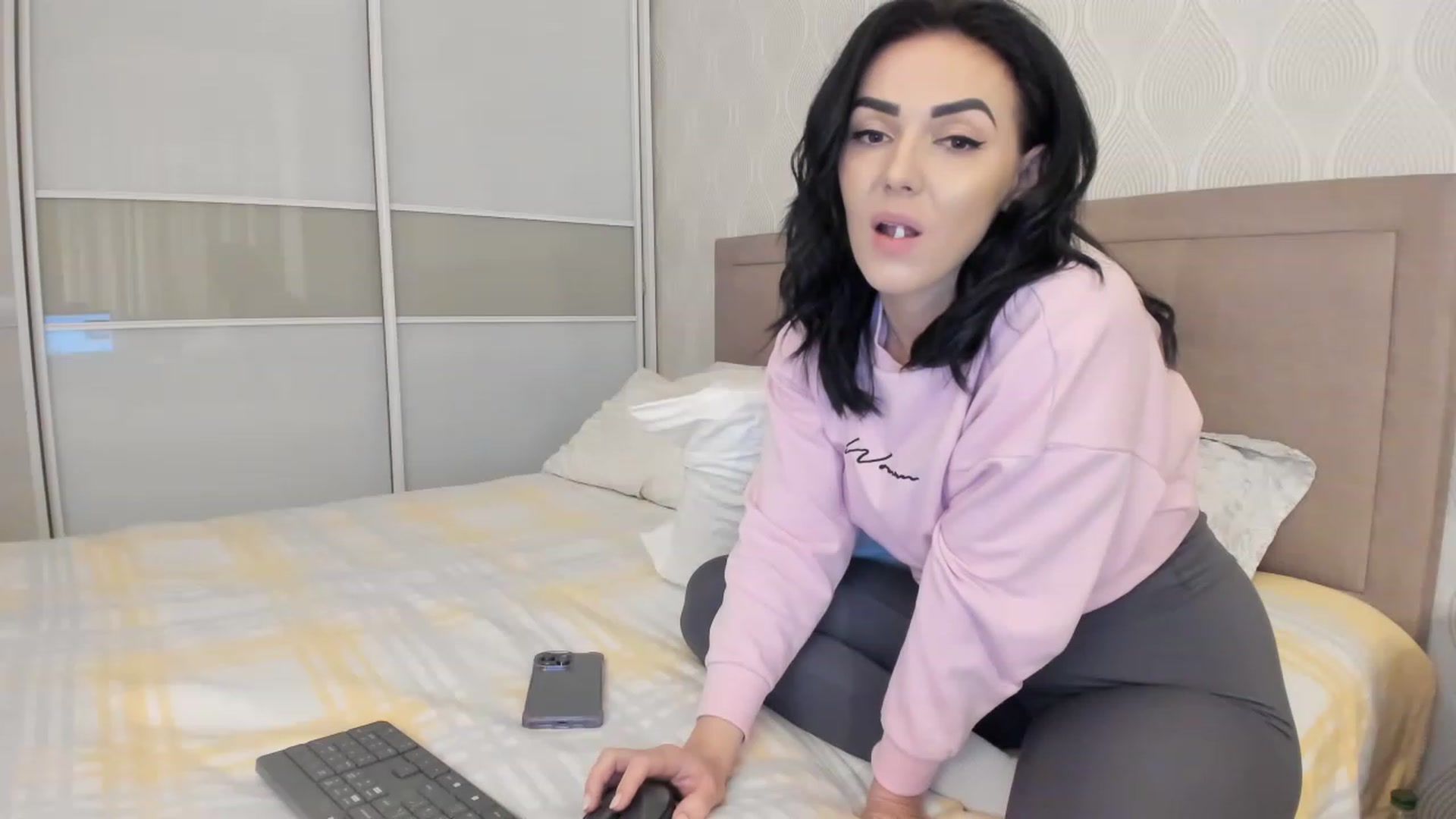 Gallery image thumbnail from MissNelly_'s myfreecams stream on, 03/25/2023, 18:21 image 20 of 20