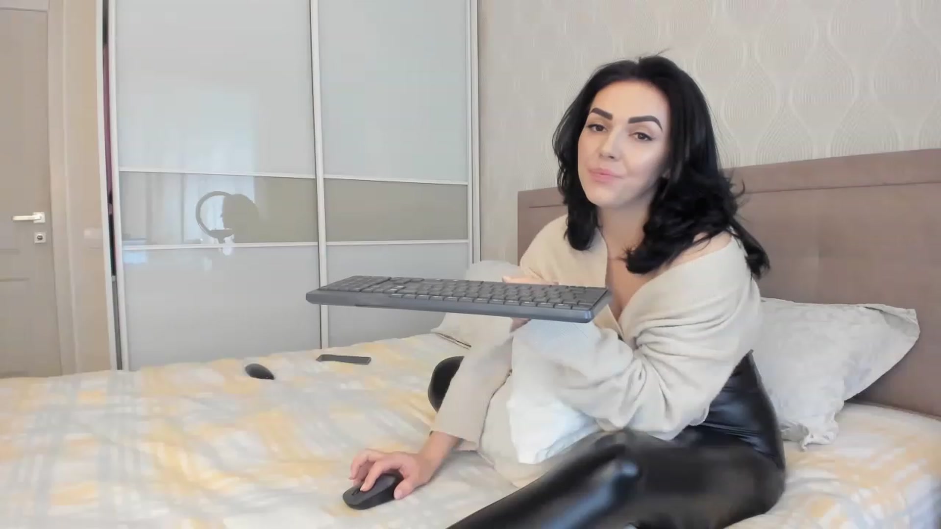 Gallery image thumbnail from MissNelly_'s myfreecams stream on, 03/28/2023, 16:20 image 13 of 20