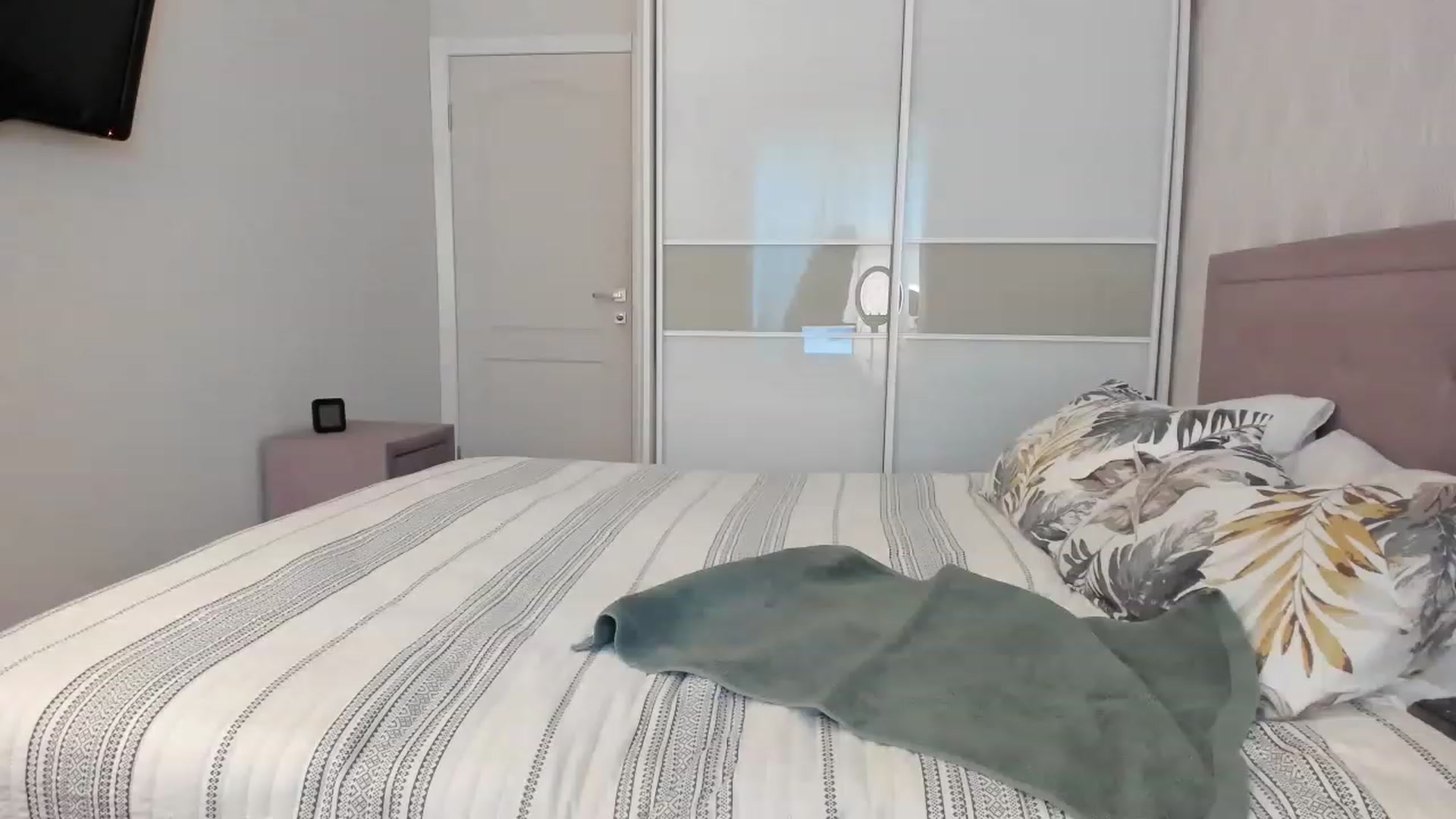 Gallery image thumbnail from MissNelly_'s myfreecams stream on, 05/23/2023, 08:52 image 2 of 20