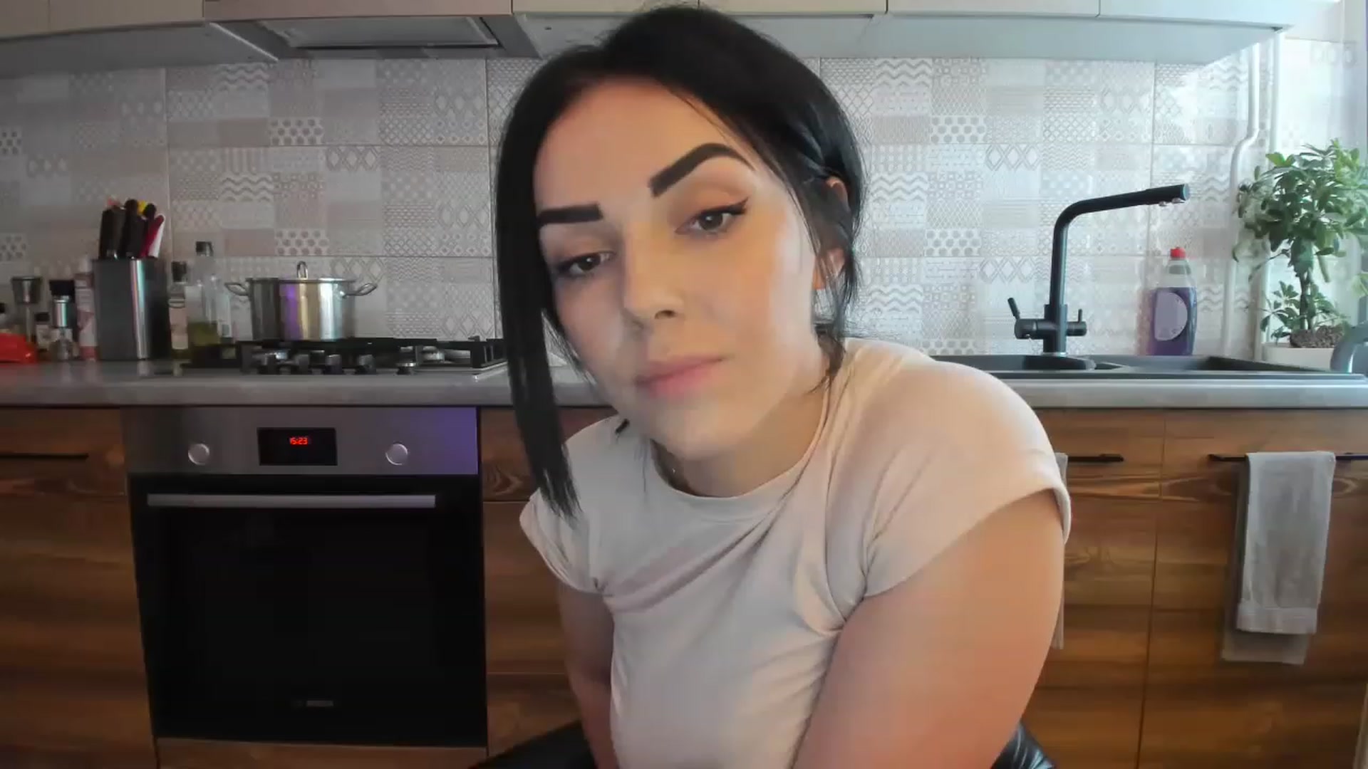 Gallery image thumbnail from MissNelly_'s myfreecams stream on, 06/22/2023, 13:30 image 6 of 20