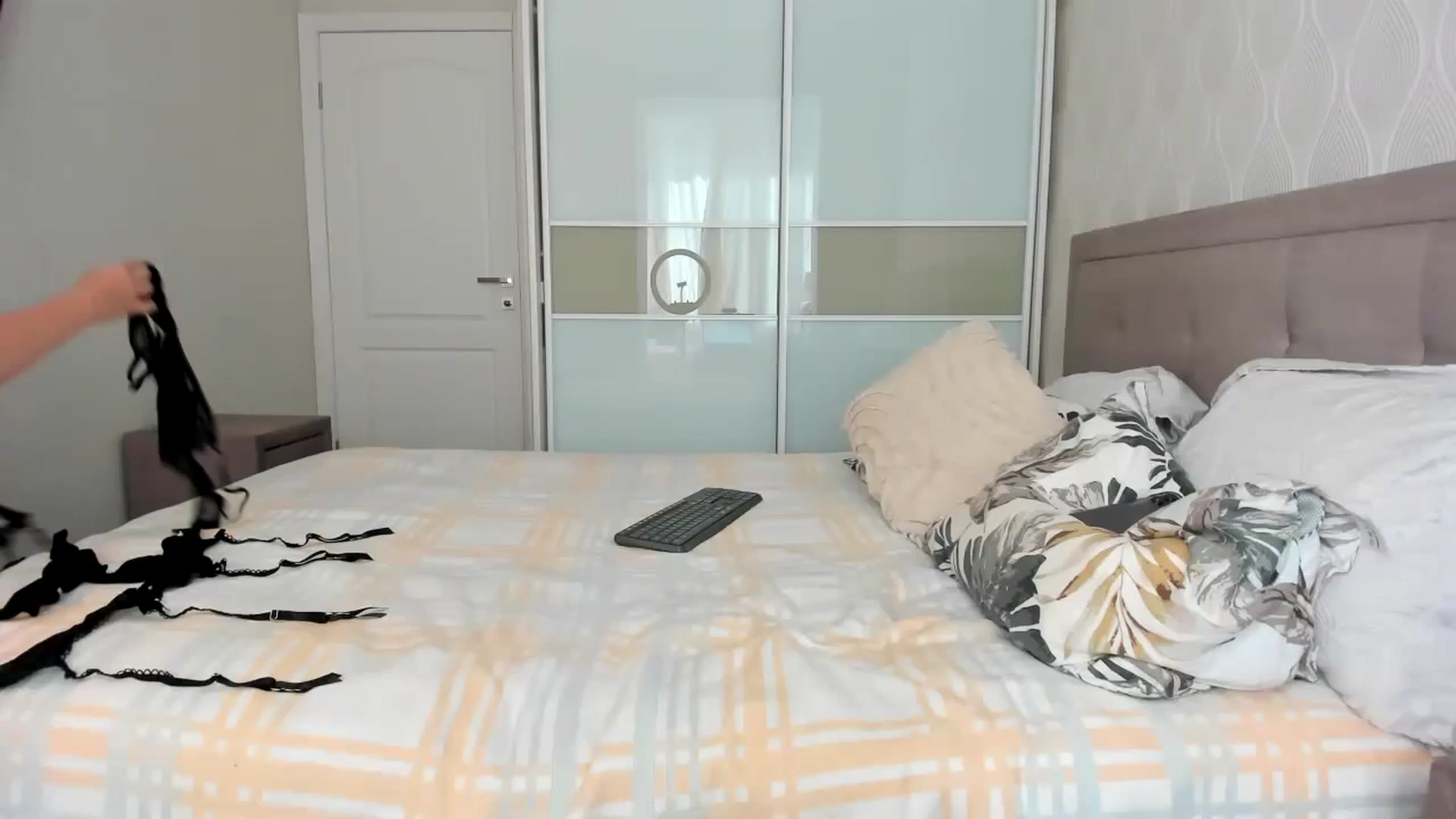 Gallery image thumbnail from MissNelly_'s myfreecams stream on, 08/24/2023, 14:24 image 10 of 20