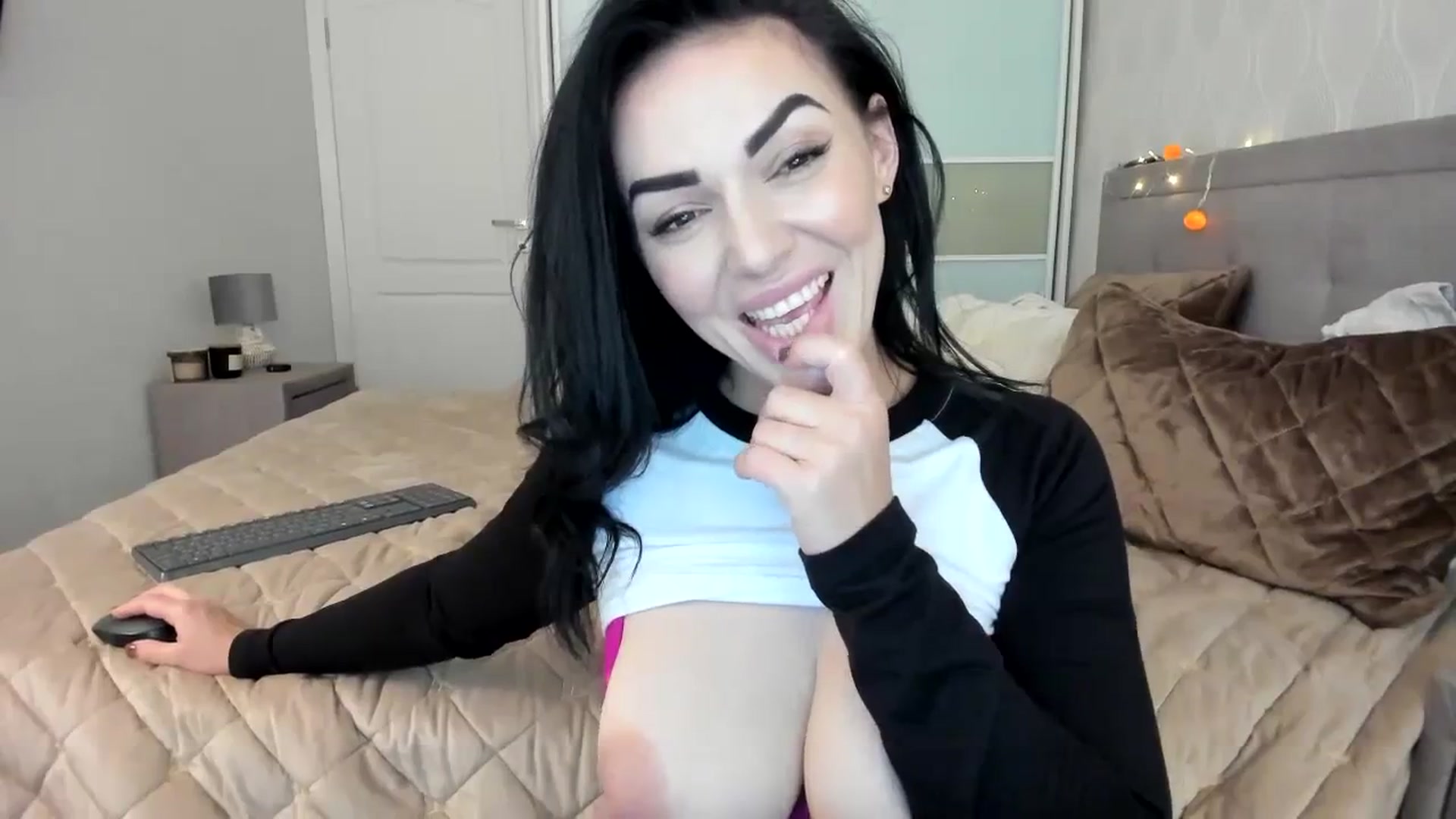 Gallery image thumbnail from MissNelly_'s myfreecams stream on, 10/29/2023, 14:23 image 12 of 20
