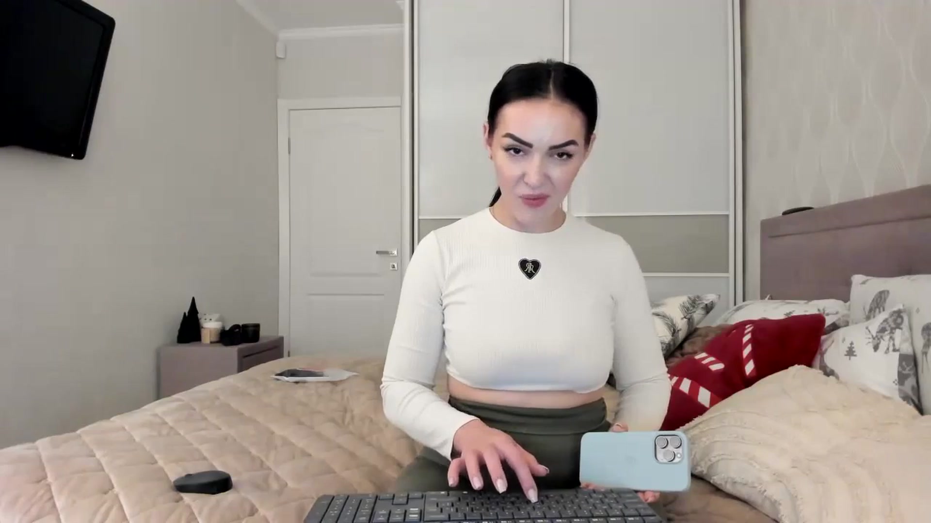 Gallery image thumbnail from MissNelly_'s myfreecams stream on, 12/28/2023, 19:20 image 8 of 20