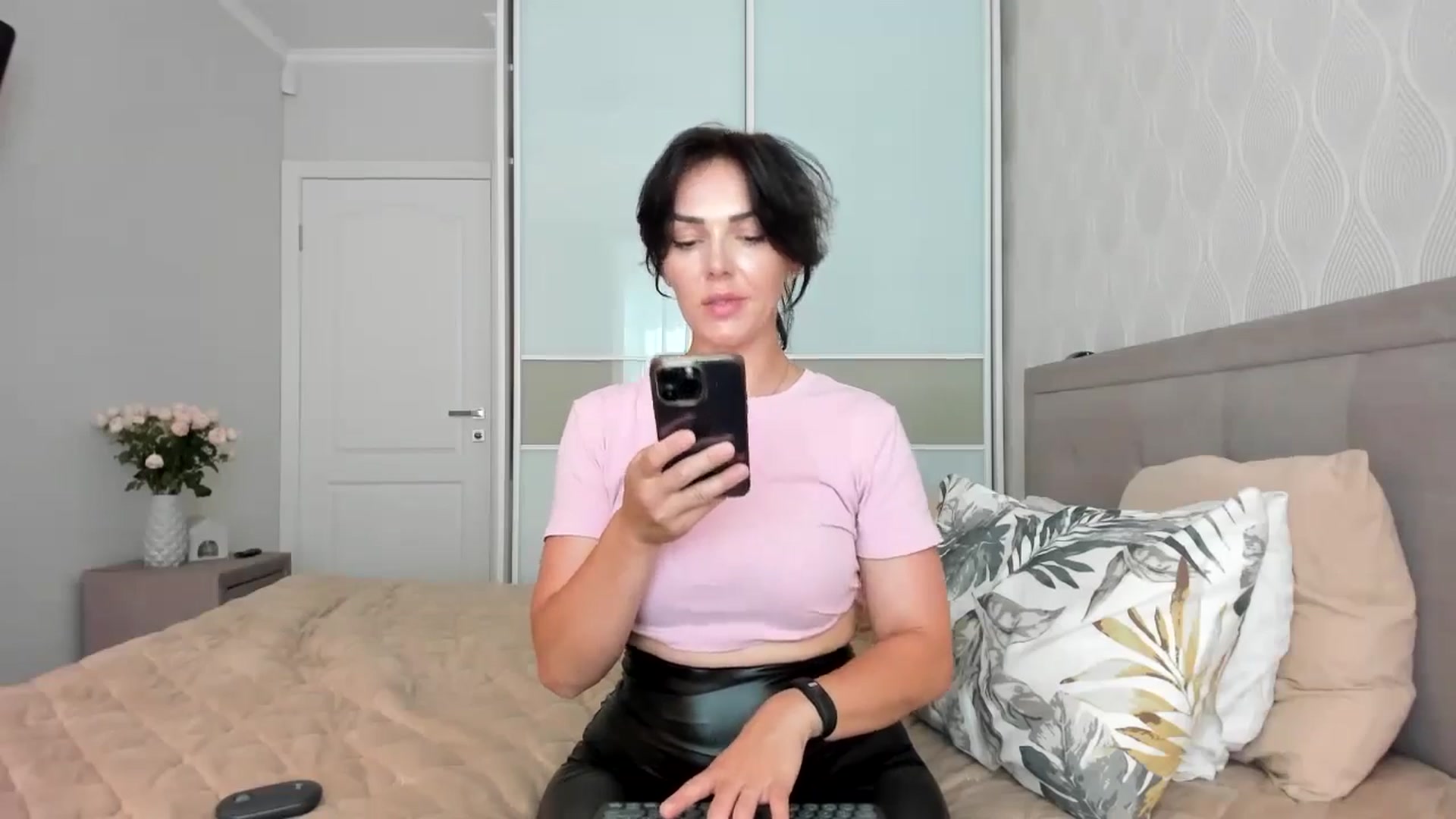 Gallery image thumbnail from MissNelly_'s myfreecams stream on, 07/14/2024, 14:00 image 13 of 20