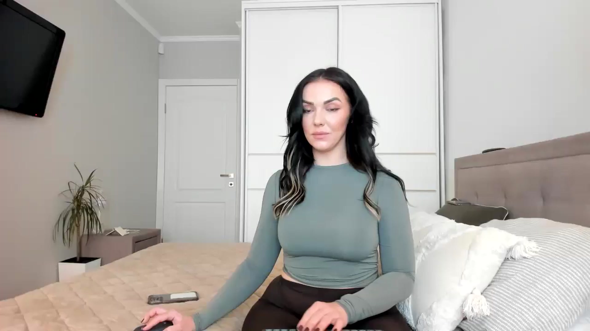 Gallery image thumbnail from MissNelly_'s myfreecams stream on, 04/15/2025, 11:50 image 15 of 20