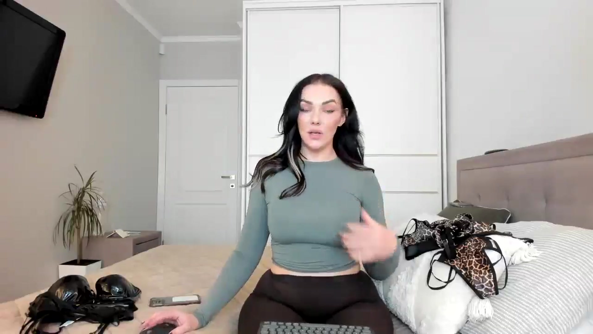 Gallery image thumbnail from MissNelly_'s myfreecams stream on, 04/15/2025, 11:50 image 20 of 20