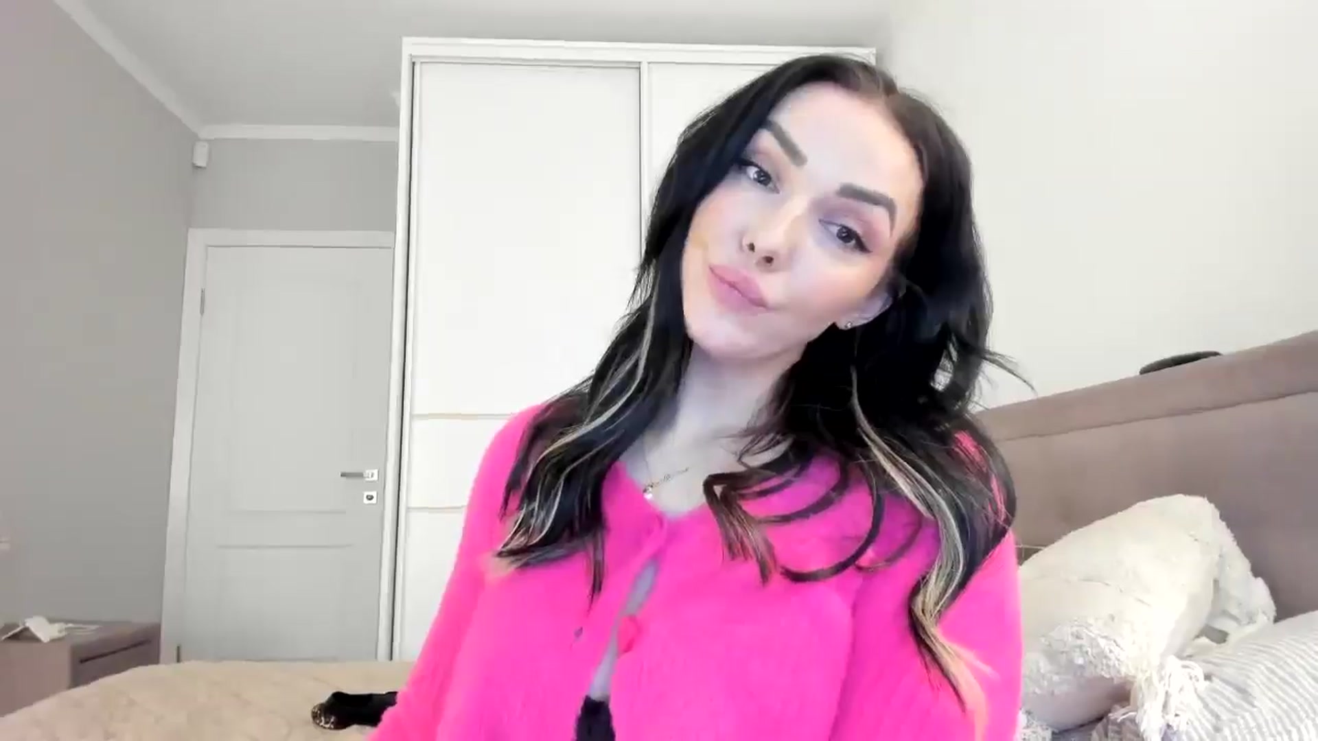 Gallery image thumbnail from MissNelly_'s myfreecams stream on, 04/15/2025, 15:22 image 15 of 20